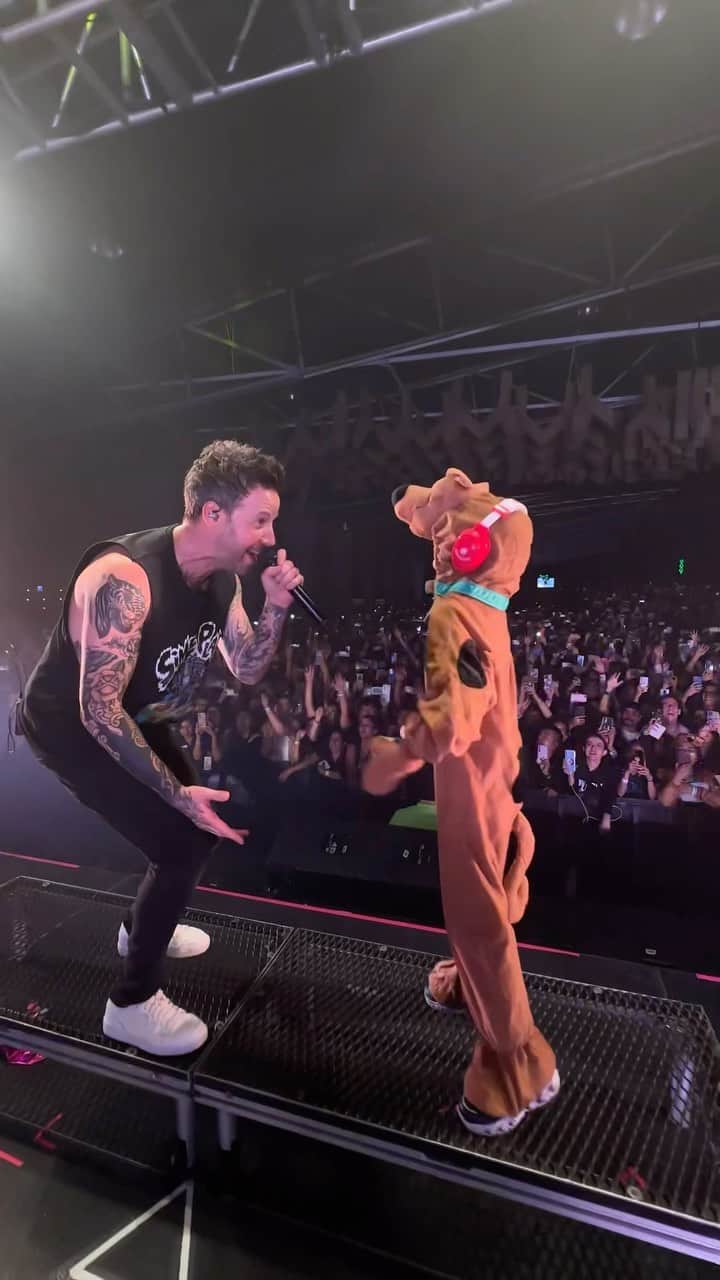 Simple Planのインスタグラム：「You know we can’t resist a good Scooby moment at our live shows! 🤩😭🐶  And this one from our Mexico tour was definitely unforgettable !! We can’t wait for more awesome times like these at our shows next year 🙌🙌🙌  #livemusic #scoobydoo #poppunk」