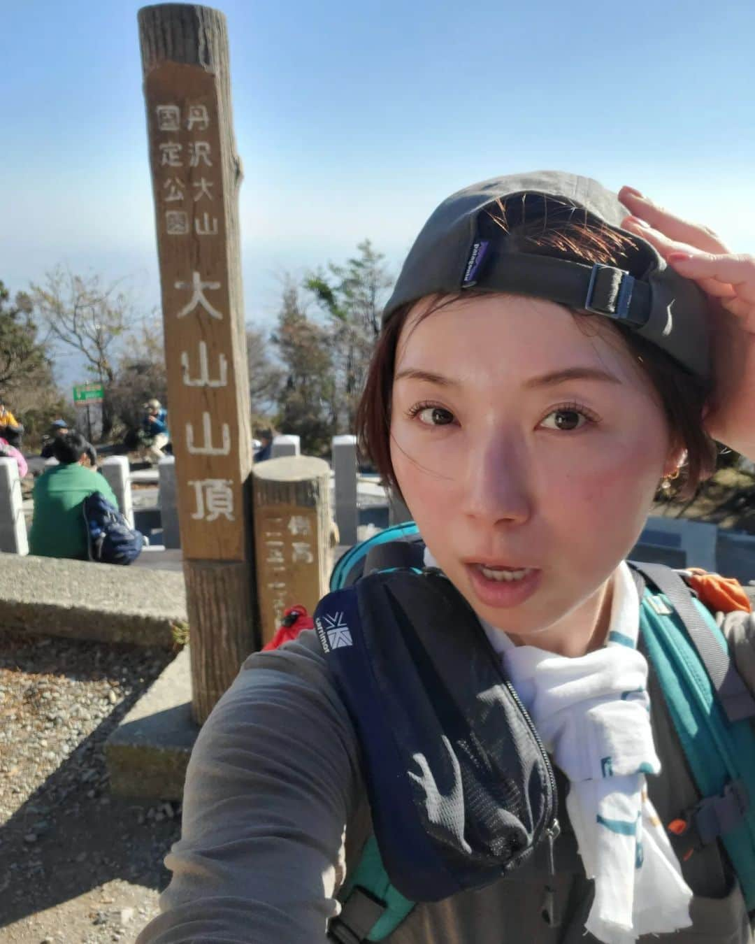 加藤ツバキのインスタグラム：「大山阿夫利神社からはだの富士見の湯へ 朝早いバスで大山ケーブルバス停に到着したのでケーブルカーはまだ運転前🥲階段祭りな参道を登ります 燃えるような赤に染まった葉が美しい🍁 富士見平からは富士山が🙌 大山山頂に着いてもゆっくりしている暇はナシ！ ここからはだの富士見の湯までは10kmほどの距離を縦走するのです。のんびり歩いてたら日が暮れちゃうので小走りです笑 大山山頂までは人多かったけどこの道はたまーに人に出会う程度。最近このあたりも熊目撃情報あるので鈴を鳴らしたり手をたたいたり、たまに歌ってみたりとあの手この手で人間アピールをしながら進みます🏃 久々のロングコースで14kmほど歩きましたがやっぱり楽しい！ 無事熊ともバッティングせず、はだの富士見の湯に到着 お風呂のあとはこれですね🍺餃子と唐揚げのわんぱくコンビで攻めてみました😏うっすら富士山見えるのおわかりいただけただろうか…  今年は紅葉見られないかなと思ってたのでとても嬉しい！ よい山旅でした🙆💛  おつかれやま🏞️  #大山 #大山阿夫利神社 #高取山 #はだの富士見の湯 #山活  #富士山ビュースポット」