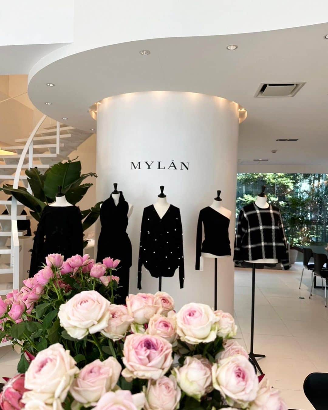 佐々木敬子さんのインスタグラム写真 - (佐々木敬子Instagram)「. MYLAN 2023 aw collection  お越し頂いたた皆さま ありがとうございました♡ 展示会の様子はストーリーズの ハイライトみてね✨  伊勢丹サローネ六本木にて 12月6日からpop up スタートします💕 オンラインも秋冬立ち上がりました！ 是非覗いて見てくださいませ✨✨  #MYLAN @mylan_official」11月25日 9時19分 - keikosasaki_mylan