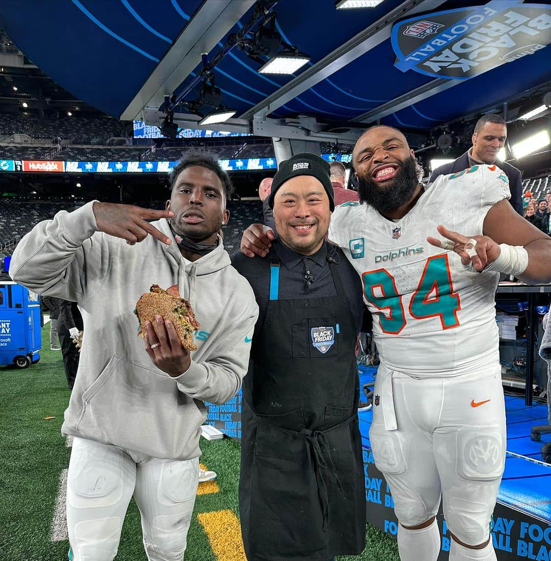 デイビット・チャンのインスタグラム：「The inaugural @nflonprime Black Friday game is in the books. Been working on this leftover sandwich for a few months…we finally got to unveil The Wedge Buster, presented to the mvps of game   We worked on a special bread with @wholefoods head baker to be soft, yet sturdy enough to hold 16+ leftovers..have enough size so it doesn’t look small for an nfl player. Trying to incorporate flavors like jerk…which is one of @rsherman25 favorite foods and we got some boudin from @cochonbutchernola for @andrewwhitworth77…etc etc. had to put in some @momofukugoods hot honey too. The Wedge Buster is like a scrapbook of the TNF team.   So happy that @cheetah & @cwilkins42 enjoyed the food 🙏」