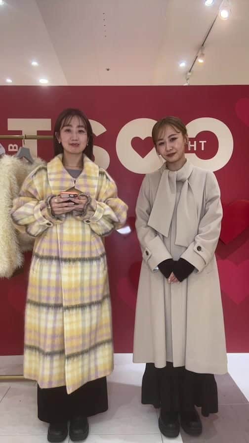 Lily Brownのインスタグラム：「11.25(sat) 名古屋タカシマヤ  5F ローズパティオ  ▪︎11.22(wed)-11.28(tue)  「THE COAT LAB」 人気ブランドが集結！心ときめくプレミアムコート  マッシュスタイルラボとウサギオンラインの人気ブランドから、 マテリアルやディテールにこだわったプレミアムなコートが集結。  ファッションに合わせて楽しめるカラーや 今の気分を取り入れつつも長く愛せる上質な素材感。 様々なシーンに寄り添い、思わず出掛けたくなるようなコートを ＜THE COAT LAB＞のために特別にデザインしてご用意しました。  ■MASH GROUP BRAND SNIDEL FRAY I.D LILY BROWN Mila Owen FURFUR emmi styling/ CELFORD MIESROHE  ■SELECT BRAND Bibiy. RANDEBOO ETRÉ TOKYO ánuans  ■LIMITED ITEMS EVENT 10.25 wed - 12.5 sun USAGI ONLINE  11.22 wed - 11.28 tue 銀座三越 本館3階 GINZAステージ 電話：03-3562-1111（大代表）  11.22 wed - 11.28 tue 阪急うめだ本店 3階 プロモーションスペース3 電話：06-6361-1381（大代表）  11.22 wed - 11.28 tue ジェイアール名古屋タカシマヤ 5F ローズパティオ 電話 052-566-1101 （大代表）  11.22 wed - 11.28 tue 博多阪急 1階 メディアステージ 電話：092-461-1381（大代表）  11.27 sun – 12.5 tue ルミネ新宿 ルミネ2 2階 ミラ オーウェン前イベントスペース 電話 080-7169-1881（お客様直通電話）  【USAGI ONLINE STORE】 11.2 thu - 11.12 sun ラフォーレ原宿店 1.5階 BRAND：SNIDEL/LILY BROWN/CELFORD/anuans/Bibiy/ETRE TOKYO/RANDEBOO/SORIN 電話：03-6438-9460（お客様直通電話）  ■SPECIAL ITEMS それぞれのブランドから冬の装いを華やかに彩るバッグも登場。 ※数量限定の為、なくなり次第終了とさせていただきます。  ■NOVELTY 各イベント期間中にコートをお買い上げいただいたお客様に、イベント限定の「オリジナルキャップ」をプレゼントいたします。 ※USAGI ONLINEサイトでご購入のお客様はカラーをお選び頂くことができません。 ※数量限定の為、なくなり次第終了とさせていただきます。  #thecoatlab_2023」