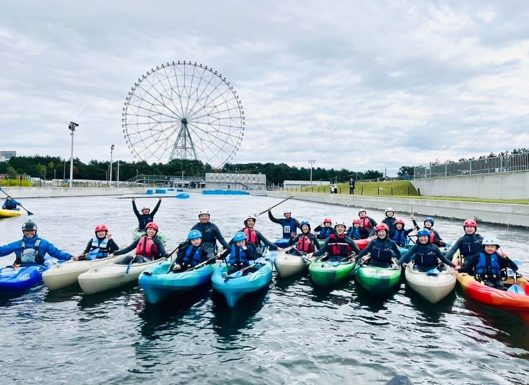 羽根田卓也さんのインスタグラム写真 - (羽根田卓也Instagram)「日頃から心強いサポートをいただいているチューリッヒ生命の皆さんに、カヌー体験をしていただきました🛶 様々なイベントなどでいつも温かく、フレンドリーな社員の皆さん。急流での転覆も厭わず、今日も思いきり楽しんでくださいました👏  こうして応援の輪を拡げていただけることは、アスリートにとって何よりの励みになります。 互いの挑戦を共有するパートナーとして、これからも共に歩んで行きます。  @zurichlifejapan #zurichlifeinsurance #チューリッヒ生命 #canoe #love #dream #fun #challenge #swisslife」11月25日 9時28分 - takuya_haneda