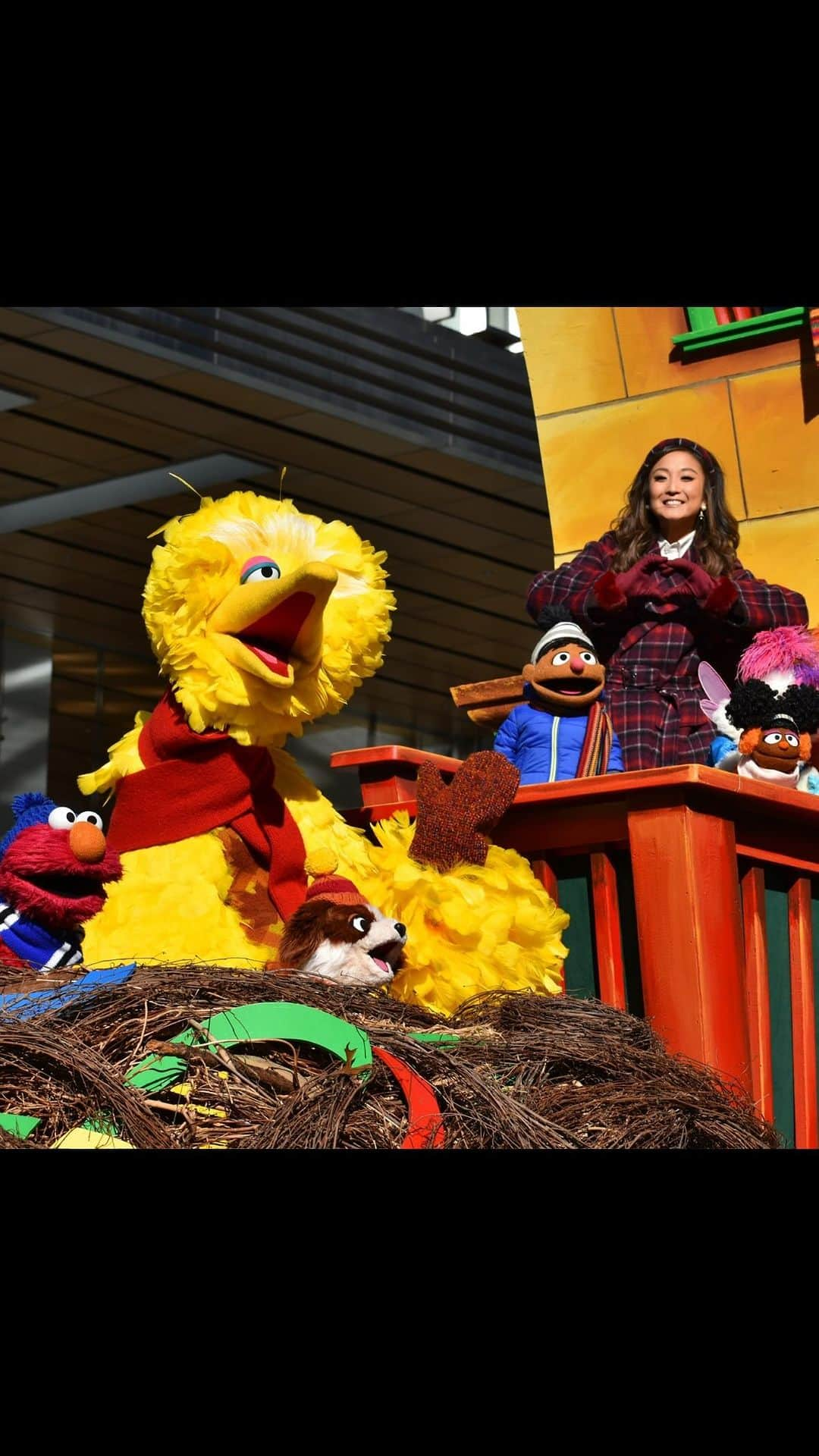 アシュレイ・パークのインスタグラム：「We had the best time seeing you all at the Macy’s Thanksgiving Day Parade! 🍂🌟🎁❤️☃️ May your holidays be filled with love, warmth, and friendship! #MacysParade #SesameStreet」