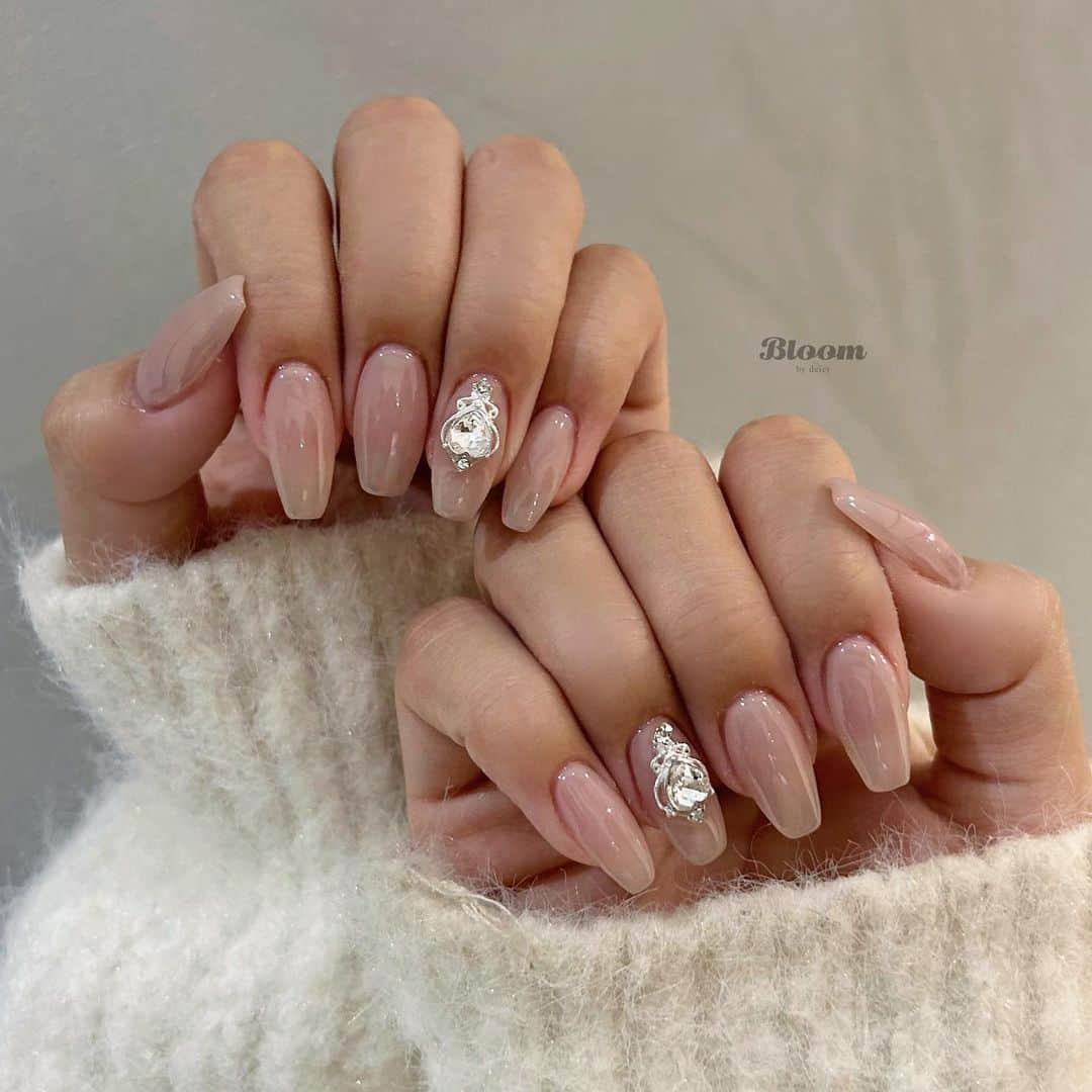 ひなこさんのインスタグラム写真 - (ひなこInstagram)「色川さんにやっていただいたnew nail💞🪄 新しくお店に入ったパーツもつけちゃった꒰ঌ♡໒꒱ 色味が本当に絶妙で可愛い..！お揃いにしましょ〰️🤎」11月25日 9時34分 - hnk165