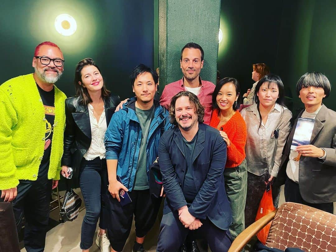 エドガー・ライトのインスタグラム：「A week ago ‘Scott Pilgrim Takes Off’ debuted around the world and even though there are lots of surprises to be found within, I have refrained from posting about them, so you discover the twists and turns (and cameos) yourself!  So instead let me take a moment to extol the virtues of our amazing animators on the show. Seeing this show come together over the last year has been astonishing to witness. Even with some first hand experience of animation in the past, it’s still been a delightful eye-opener to see the wizards at @sciencesaru in action.   I’m not going to lie and say that I was instrumental in getting this esteemed animation company onboard, that came from a mutual appreciation between them and @radiomaru, as well the introductions from Netflix and UCP.  I also know how fucking over the moon Bryan and @bdgrabinski were when they came onboard. If you’ve seen the show you will agree that their work is just sensational.  For my part, it was a total pleasure as executive producer to see this extraordinary animation become more and more finished week by week (and sometimes every other day). Seeing the updates felt like opening Christmas presents.   So, let me sing those praises, firstly to Eunyoung Choi, Saru’s CEO and producer extraordinaire, as well as @aberukuma, the incredible series director. I don’t have the word court to include every single member of their amazing team in Japan, so let me say it was such a kick to finally meet some of them in person for press a few weeks ago. In some of the photos are Mokochan (Ep 3 Director and Opening Sequence Director), as well as head of PR Takumi Aoyagi and Rena Furuyam (Setting Manager and 107 Production Manager).  Even cooler was that it was the first time in the USA for some of the Science Saru gang. Having them present, not only for the premiere at Vidiots, but also for the Egyptian screening of the original movie was really special.   So as ‘Scott Pilgrim’ continues to take off, let’s say hats off to Science Saru. An ambitious undertaking done to perfection.   1,000,000 PTS. PERFECT.」