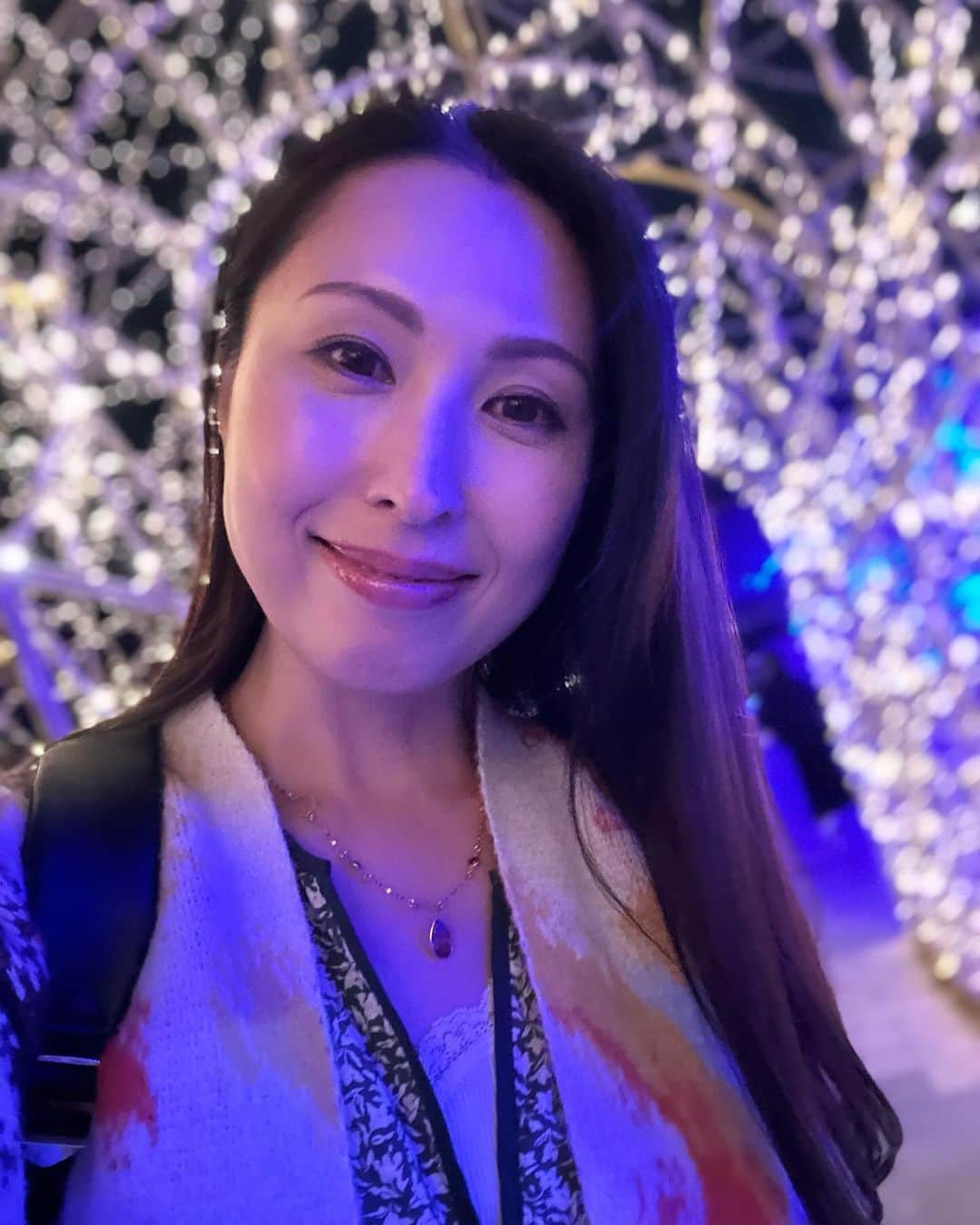 佐田茉莉子のインスタグラム：「おはよう❤️ 昨日はカフェバー茉莉子オープンしてから1番忙しく、初めててんてこ舞い😂 昨日ご来店の皆様、ご協力ありがとうございました✨ 年末に向け、一段と盛り上がっていこうと思いますので是非お気軽に遊びに来てくださいね💕  福岡のイルミネーション、街中に沢山サンタがいて楽しい🎅 中洲の出会い橋から市役所まで是非見に行ってみて🎄 最後の写真のツリー🎄は漁網など、海のゴミで作られたもの。 サタマリ地球を守り隊のみんな！ ビーチクリーン活動、来年もぼちぼち頑張ろうね🤗」