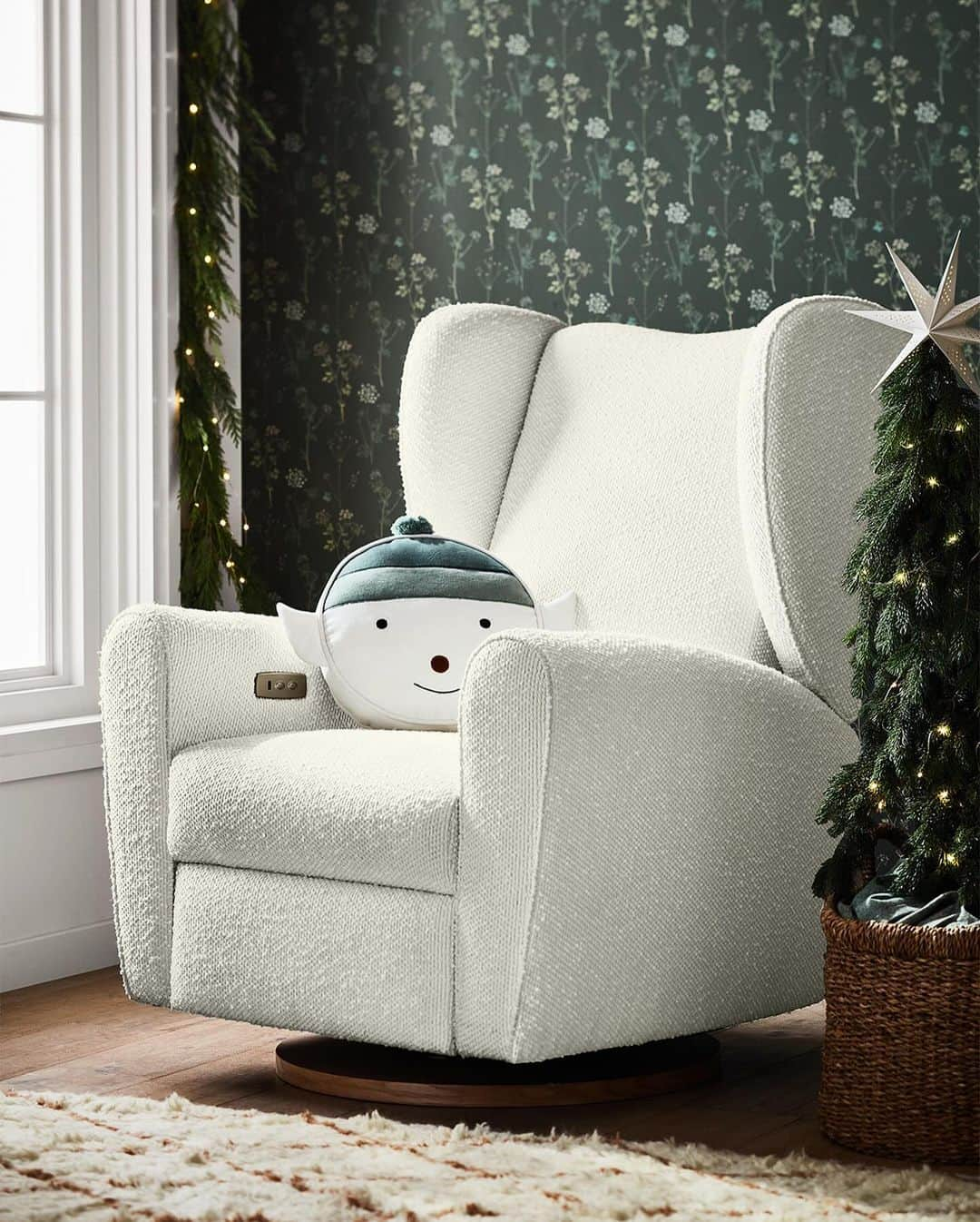 ジャスミン・トゥークスのインスタグラム：「IT’S ON. ⏰ Get up to 50% off Black Friday deals and free shipping sitewide! Fan-favorite furniture, nursery seating, toys, playroom picks, bedding & bath, holiday decor and clearance.  While quantities last. Free shipping on orders of $99+. Exclusions apply.  #BlackFriday #BlackFridayDeals」