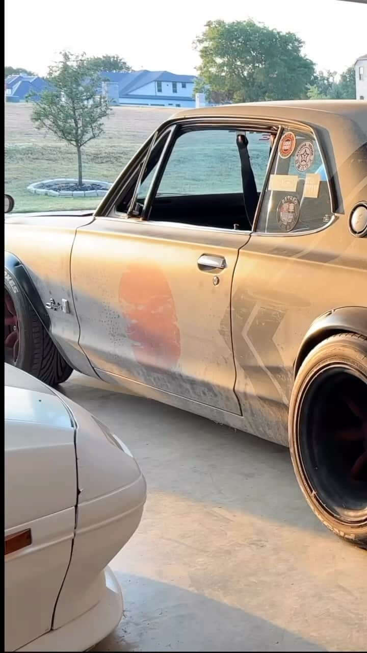 スティーブのインスタグラム：「There is something about Classic car sounds sights and smells too !  My 1971 Nissan Skyline Hakosuka has some awesome sounds. 旧車の音が最高すぎる　ヤンキーホーンからエンジン音まで」