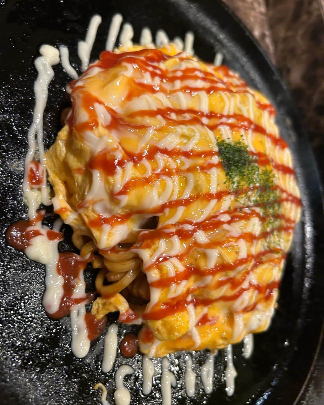 世手子さんのインスタグラム写真 - (世手子Instagram)「PR  Okonomiyaki with plenty of vegetables👏🥬🥗 Omelet soba is also exceptional🍳 The fruit sour is also luxurious🥭🍓 @teppanizakaya_shirankedo  #鉄板居酒屋しらんけど #鉄板居酒屋 #しらんけど #西小山ディナー #目黒区グルメ 行ってきた(*^_^*) 西小山楽しすぎて（＾ν＾） お好み焼き野菜たっぷりでペロリといけちゃいました(o^^o) オムそばも贅沢ふわふわたまごたっぷり フルーツサワーもフルーツたっぷりで大満足(*´∇｀*) テイクアウトもあったよ(*´-`) 地元に愛されるお店は美味しい😋」11月25日 9時48分 - rojide