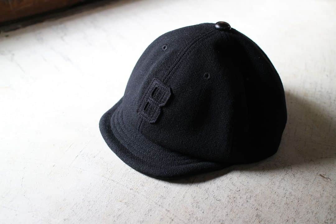 Jackmanさんのインスタグラム写真 - (JackmanInstagram)「▽ FW23 MELTON BB CAP JM6385 70%WOOL,20%POLYESTER 5%NYLON,5%ACRYL ￥11,000 Color: B:07Black P:38Sepia L:87Black Mix  Award Jacketと 同じオイルカットメルトンを 使用したBaseball Cap  クラシカルな ブロック体マーキングは 冬のアウターに合うように ブラックで統一しました  1900年代初頭の Baseball Capを 参考に設計した 形と色と素材感を お楽しみください」11月25日 10時00分 - jackman_official