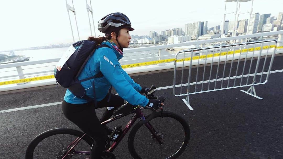 一青妙さんのインスタグラム写真 - (一青妙Instagram)「Grand Cycle Tokyo　走ってきました！ ”レインボーブリッジ”と”東京ゲートブリッジ”の2つの橋を巡り、約32キロのサイクリング。 東京はやっぱりすごいな・・・。高層マンションに住んでみたいな・・・。 タンデム車、サイクルトレーラー、小径車、ペットを背中に背負って走る人、着ぐるみ、ママチャリ、ファットバイク……などなど、色んなタイプの自転車に乗っている人を見かけました。 お天気も良く、ウォーターフロントの近未来的な景色を思う存分堪能できるので、距離よりも景色と雰囲気を楽しむライドイベントとして、これからも続いて欲しいと思いました。 台湾からの参加者もenjoyしている感じ！ 今天參加了在東京舉辦的國際自行車活動“GCT彩虹騎行”。 騎了”Rainbow Bridge彩虹橋”＆“Tokyo Gate Bridge東京門戶大橋”兩座橋，全長大約32公里的路線看到了超美的東京未來都市！  #ロードバイク #ロードバイク女子 #ロードバイク好きな人と繋がりたい  #サイクリング #cycling #bicycle #roadbike #grandcycletokyo #レインボーブリッジ #レインボーライド #お台場 #レインボーブリッジ封鎖  #レインボーライド #東京サイクリング #tokyocycling  #お台場」11月25日 9時59分 - hitototae