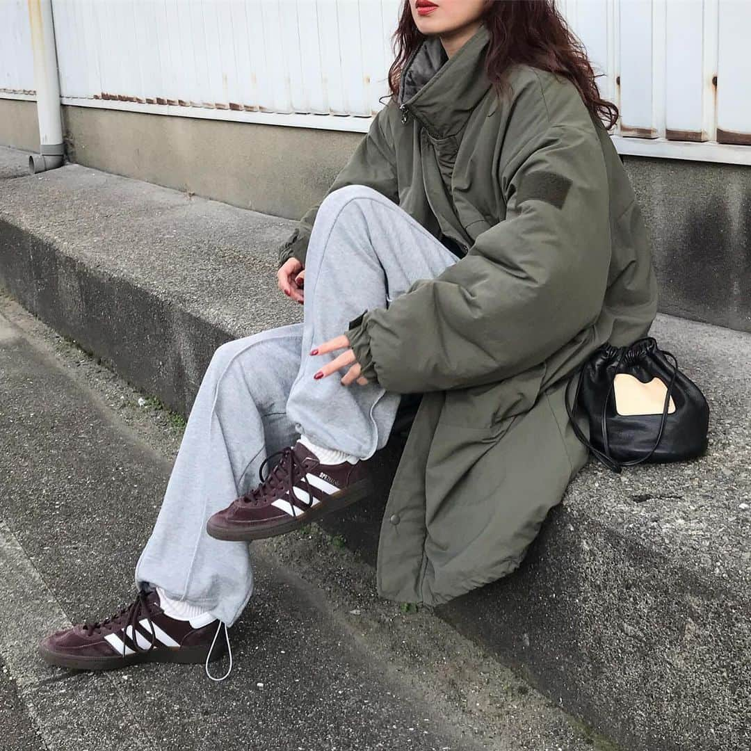 kumikaさんのインスタグラム写真 - (kumikaInstagram)「@nugu_klee モンスターコートと、スウェットパンツ💓  モンスターコート/khaki （original） スリットスウェットパンツ/gray  これからの真冬にすっぽりあったかモンスターコート🧥💓 気温が下がってきて、このモンスターコートの出番がやっときた♡♡♡⛄️  これもユニセックスなサイズ感で作っているので、女性が着てもすっぽり可愛い🥰  ゆったりサイズやけど、張って着膨れにならないように、中綿の量や表の生地選びに拘っています☺️ この生地のマットな質感もvintageっぽくてめちゃくちゃ可愛いです❤️  スウェットパンツもシルエット綺麗で買い取り🙆‍♀️💕  . . . . outer.pants @nugu_klee  tops#uniqlou  bag#scye  socks#auralee  shoes#adidas#adidasspezial  . . . . #casual#冬コーデ#冬アウター#モンスターコート#ダウンコート#古着コーデ#古着女子#ecwcs #level7#adidasshoes #spezial#スウェットパンツコーデ#メンズライク女子#uniqlo#ユニクロコーデ #tbt#ootd#instafashion#outfit#ママコーデ」11月25日 9時59分 - kumika_iiio2