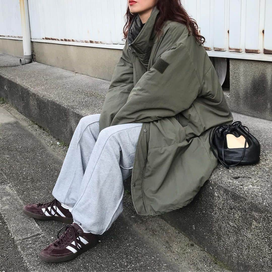 kumikaさんのインスタグラム写真 - (kumikaInstagram)「@nugu_klee モンスターコートと、スウェットパンツ💓  モンスターコート/khaki （original） スリットスウェットパンツ/gray  これからの真冬にすっぽりあったかモンスターコート🧥💓 気温が下がってきて、このモンスターコートの出番がやっときた♡♡♡⛄️  これもユニセックスなサイズ感で作っているので、女性が着てもすっぽり可愛い🥰  ゆったりサイズやけど、張って着膨れにならないように、中綿の量や表の生地選びに拘っています☺️ この生地のマットな質感もvintageっぽくてめちゃくちゃ可愛いです❤️  スウェットパンツもシルエット綺麗で買い取り🙆‍♀️💕  . . . . outer.pants @nugu_klee  tops#uniqlou  bag#scye  socks#auralee  shoes#adidas#adidasspezial  . . . . #casual#冬コーデ#冬アウター#モンスターコート#ダウンコート#古着コーデ#古着女子#ecwcs #level7#adidasshoes #spezial#スウェットパンツコーデ#メンズライク女子#uniqlo#ユニクロコーデ #tbt#ootd#instafashion#outfit#ママコーデ」11月25日 9時59分 - kumika_iiio2