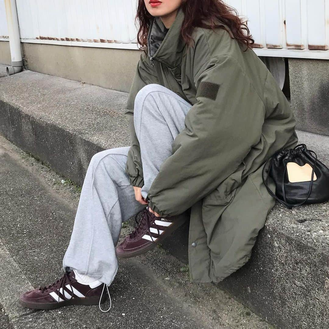 kumikaさんのインスタグラム写真 - (kumikaInstagram)「@nugu_klee モンスターコートと、スウェットパンツ💓  モンスターコート/khaki （original） スリットスウェットパンツ/gray  これからの真冬にすっぽりあったかモンスターコート🧥💓 気温が下がってきて、このモンスターコートの出番がやっときた♡♡♡⛄️  これもユニセックスなサイズ感で作っているので、女性が着てもすっぽり可愛い🥰  ゆったりサイズやけど、張って着膨れにならないように、中綿の量や表の生地選びに拘っています☺️ この生地のマットな質感もvintageっぽくてめちゃくちゃ可愛いです❤️  スウェットパンツもシルエット綺麗で買い取り🙆‍♀️💕  . . . . outer.pants @nugu_klee  tops#uniqlou  bag#scye  socks#auralee  shoes#adidas#adidasspezial  . . . . #casual#冬コーデ#冬アウター#モンスターコート#ダウンコート#古着コーデ#古着女子#ecwcs #level7#adidasshoes #spezial#スウェットパンツコーデ#メンズライク女子#uniqlo#ユニクロコーデ #tbt#ootd#instafashion#outfit#ママコーデ」11月25日 9時59分 - kumika_iiio2