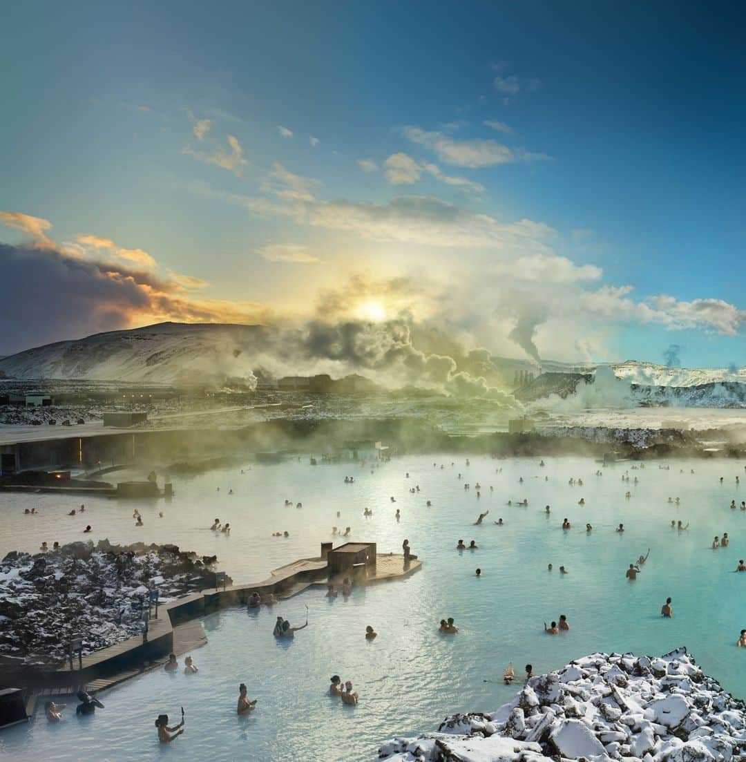 ナショナルジオグラフィックのインスタグラム：「Photos by @stephenwilkes | In 2019 I traveled to Grindavik, Iceland, to capture the iconic Blue Lagoon for my Day to Night series. An otherworldly landscape with extraordinary colors, the lagoon consists of geothermal water from a nearby power plant that creates what’s essentially free energy. Therapeutic waters, a by-product of the plant, fill these beautiful, heated pools and has made the Blue Lagoon one of the most popular spas in the world.  I found an ideal setup overlooking the area from above, and my assistants and I remained outside on a rooftop deck for more than 30 hours. We began photographing just before sunrise, as the fog and steam from the lagoon began to create a surreal landscape. Turquoise water and silhouetted people became shrouded in a mysterious mist, disappearing and then reappearing every few minutes. I had seen photos of the surrounding rocks when they are covered in snow, and we were blessed that the stars were in alignment, as it snowed the night before our shoot. But the icing on the cake was witnessing the northern lights appear in the night sky … as if on cue.  The Blue Lagoon has been closed because of multiple earthquakes that are sparking fears of a volcanic eruption for so many who live in this beautiful region. A state of emergency has been declared and the area evacuated. Let’s hope that things settle down for all the people living in Grindavik and that life can return to normal soon.  In my Day to Night series, landscapes are portrayed from a fixed camera angle over the course of a full day. A select group of these images is blended into a single composite. To see more from my travels near and far, follow me @stephenwilkes.」