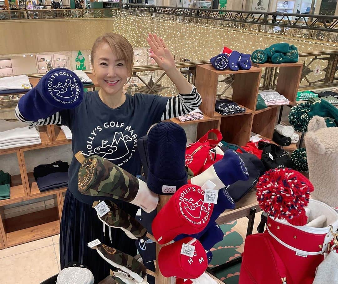 東ちづるのインスタグラム：「＃日本橋三越本店 ４階 #ホリーズゴルフ 12／5まで！！  本日25日(土)  は13時〜17時半ぐらいまで在館しています。 お気軽にお声掛けをくださいね。  ご来店をお待ちしています！  カッコいいテイシャツも入荷しています！ 三越さんはクリスマスカラーで🎄心がポカポカしますよ。 パイプオルガンのLIVE演奏にもウットリです。  遠方の方はオンラインショップをどうぞ(^^) hollys-golfmarket.com  ＃三越 ＃ゴルフ ＃ゴルフショップ ＃クリスマス」