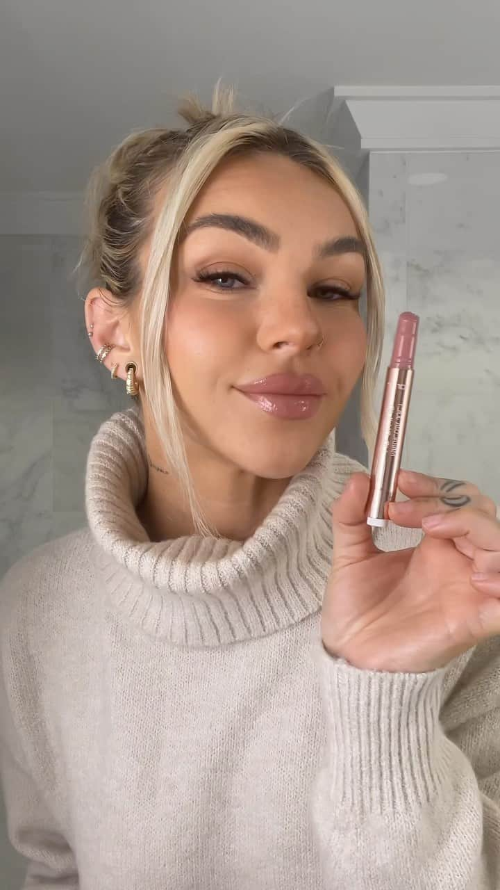 Tarte Cosmeticsのインスタグラム：「Sit back, stay cozy & *add to cart.* ☕️🧣✨ ​​​​​​​​​​​​​​​​Spend time with your fam, not in line at the mall.   Shop our viral maracuja juicy lip plump for only $16.80 & get ready to sleigh the holidays! 🤭 🎄   #tartecosmetics #rethinknatural #cyberweeksale」