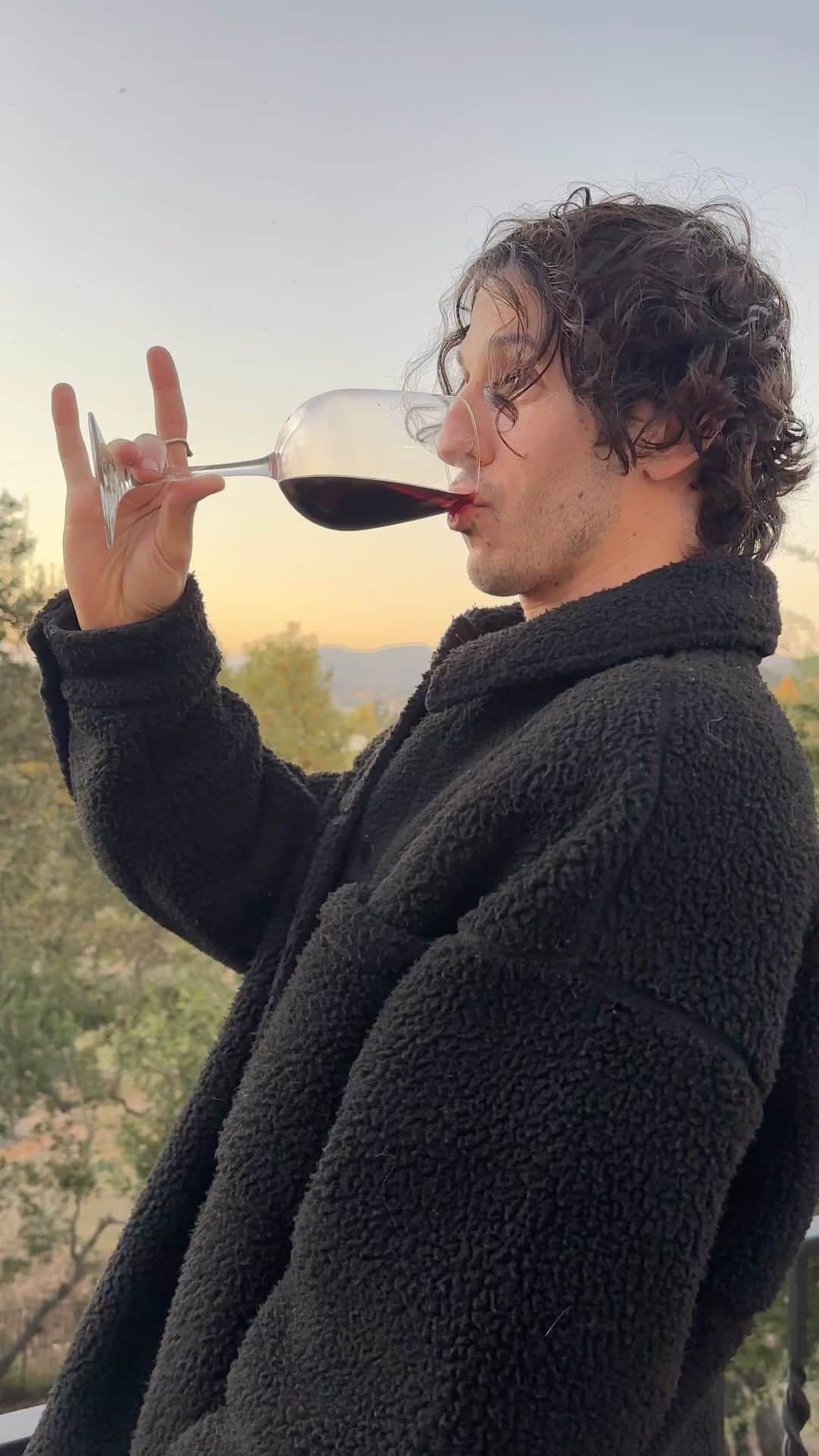 ブランドン・フーバーのインスタグラム：「Tipsy at 4 PM!! #BlackFriday」