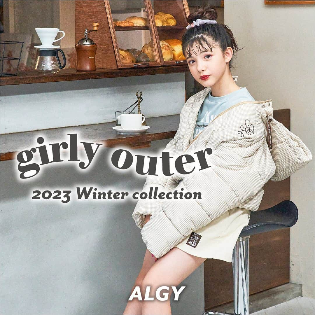 ALGY 【alternative + girly ＝ ALGY 】さんのインスタグラム写真 - (ALGY 【alternative + girly ＝ ALGY 】Instagram)「. -2023 winter collection- 今年のアウターはどれにする？ ❄️･:*  ▶︎ガーリー中綿アウター　¥7,990 taxin ぽわんとシルエットがかわいい♡ フード付きの中綿アウター。左胸の刺繍やロゴりぼんがほどよくガーリーな雰囲気🍒 首元はフリースであったか&フードは取り外しできるから、学校にもおすすめ😉❣️  #ALGY #アルジー #outer #アウター #中綿アウター #フード付き」11月25日 9時57分 - algy_official