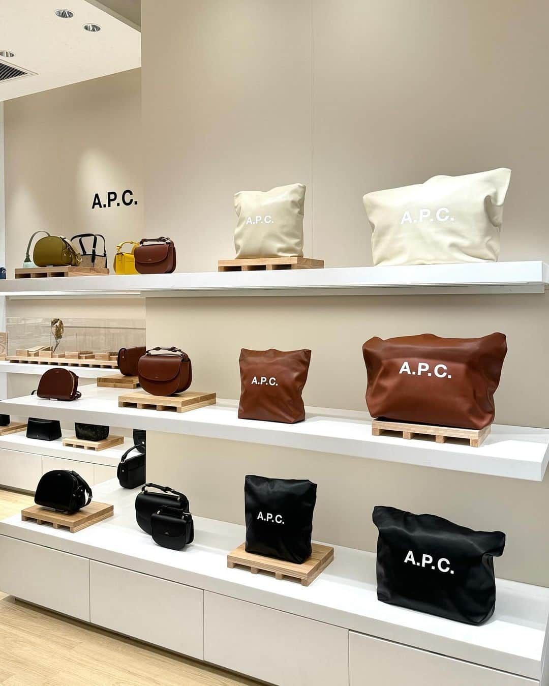 ISETAN PARK netのインスタグラム：「＜A.P.C.＞新作バッグから冬小物まで勢ぞろい！    「カジュアルなエレガンス」をテーマに、シンプルで洗練されたスタイリングを提案する＜A.P.C./アー・ペー・セー＞。先行発売の新作バッグをはじめ、寒い冬の必需アイテム、マフラーなどの冬小物も揃うPOP UP SHOPを開催中です。  クリスマスギフトにもおすすめ✨＜A.P.C.＞のアイテムと一緒に冬のお出かけを楽しんで。    ＜A.P.C.＞Play with style  ■開催中～11月28日(火)  ■本館1階 ハンドバッグ/プロモーション    ※数量に限りがある商品もございますので、品切れの際はご容赦ください。  ※一部商品は購入制限がございます。詳しくは係員までお尋ねください。    詳しくは @isetan_shinjuku ストーリーズハイライト「POP UP」▼  https://www.mistore.jp/store/shinjuku/shops/women_fashiongoods/bags/shopnews_list/shopnews086.html    @apc_paris  @isetan_shinjuku_handbag    #APC #APCParis #APCbag #アーペーセー #アーペーセーバッグ #レザーバッグ #ハンドバッグ #ショルダーバッグ  #isetan #isetanshinjuku #이세탄 #신주쿠이세탄 #이세탄백화점 #イセタン #伊勢丹 #伊勢丹新宿 #新宿伊勢丹 #伊勢丹新宿店」