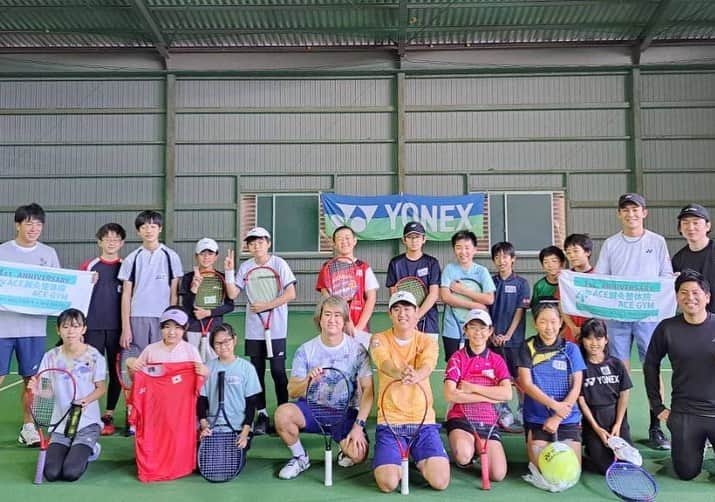 西岡良仁さんのインスタグラム写真 - (西岡良仁Instagram)「生まれ育ったテニスコートで兄弟  @yasuo_nishioka で特別レッスンを行いました。二人揃ってレッスンをすることは殆どないですが、地元で小さい時を知ってくださってる皆さんとテニス出来るのはいつも楽しいです。 いつも故郷に戻ってくるのは良い気持ちになりますね。 協力 YONEX 辻井スポーツ Ace鍼灸整体院ACE GYM ニックインドアテニスカレッジ　  #tennis #mie #japan #home #三重　#津市　#地元　#テニス」11月25日 10時01分 - yoshihito0927