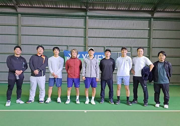 西岡良仁のインスタグラム：「生まれ育ったテニスコートで兄弟  @yasuo_nishioka で特別レッスンを行いました。二人揃ってレッスンをすることは殆どないですが、地元で小さい時を知ってくださってる皆さんとテニス出来るのはいつも楽しいです。 いつも故郷に戻ってくるのは良い気持ちになりますね。 協力 YONEX 辻井スポーツ Ace鍼灸整体院ACE GYM ニックインドアテニスカレッジ　  #tennis #mie #japan #home #三重　#津市　#地元　#テニス」