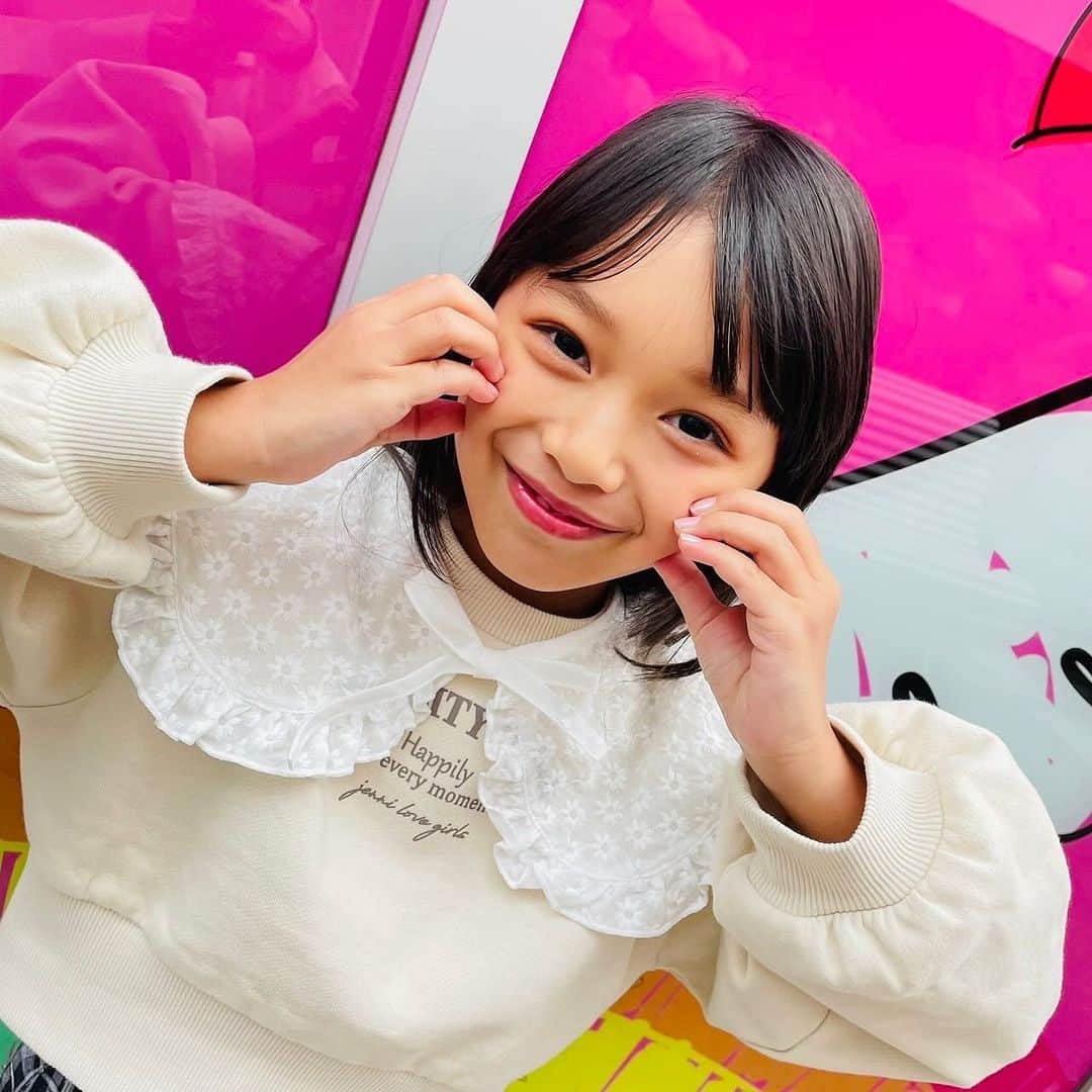 JENNI loveのインスタグラム：「この日はかわいいモデル©︎が続々来店🙌🏻💓  まずはニコ☆キッズモデルの森さあや©︎🧸💖 ̖́-‬  さあや©︎が着ているトレーナーはコットン100%の裏起毛だからこの季節いやーな静電気⚡が起こりにくいよ。  着ぶくれして見えないショート丈や取り外しのできるえりも全部オススメポイント♡⃛  さあや©︎かわいく着てくれてありがとう🤍  #jennilove #ジェニィラブ #森さあや #ニコプチ #キッズ #原宿 #harajuku #girlsfashion」