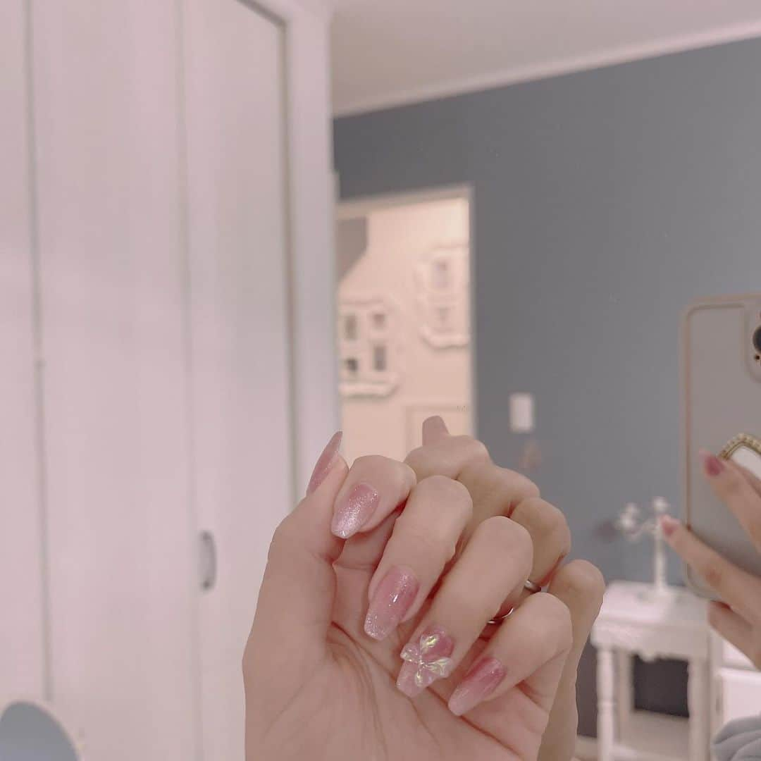 皆方由衣さんのインスタグラム写真 - (皆方由衣Instagram)「New nails♡  #マグネットネット #ピンクネイル #キラキラネイル #naildesign #ネイルデザイン #リボンネイル」11月25日 10時03分 - yuiminakata