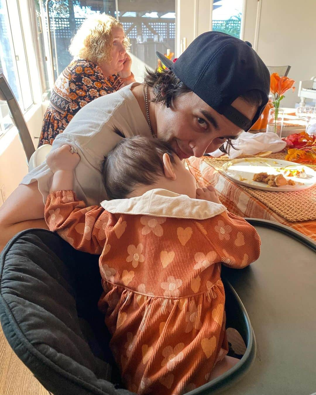 ヴィック・フエンテスさんのインスタグラム写真 - (ヴィック・フエンテスInstagram)「Flew home to see the family for Violet’s first Thanksgiving 🧡」11月25日 10時03分 - piercethevic