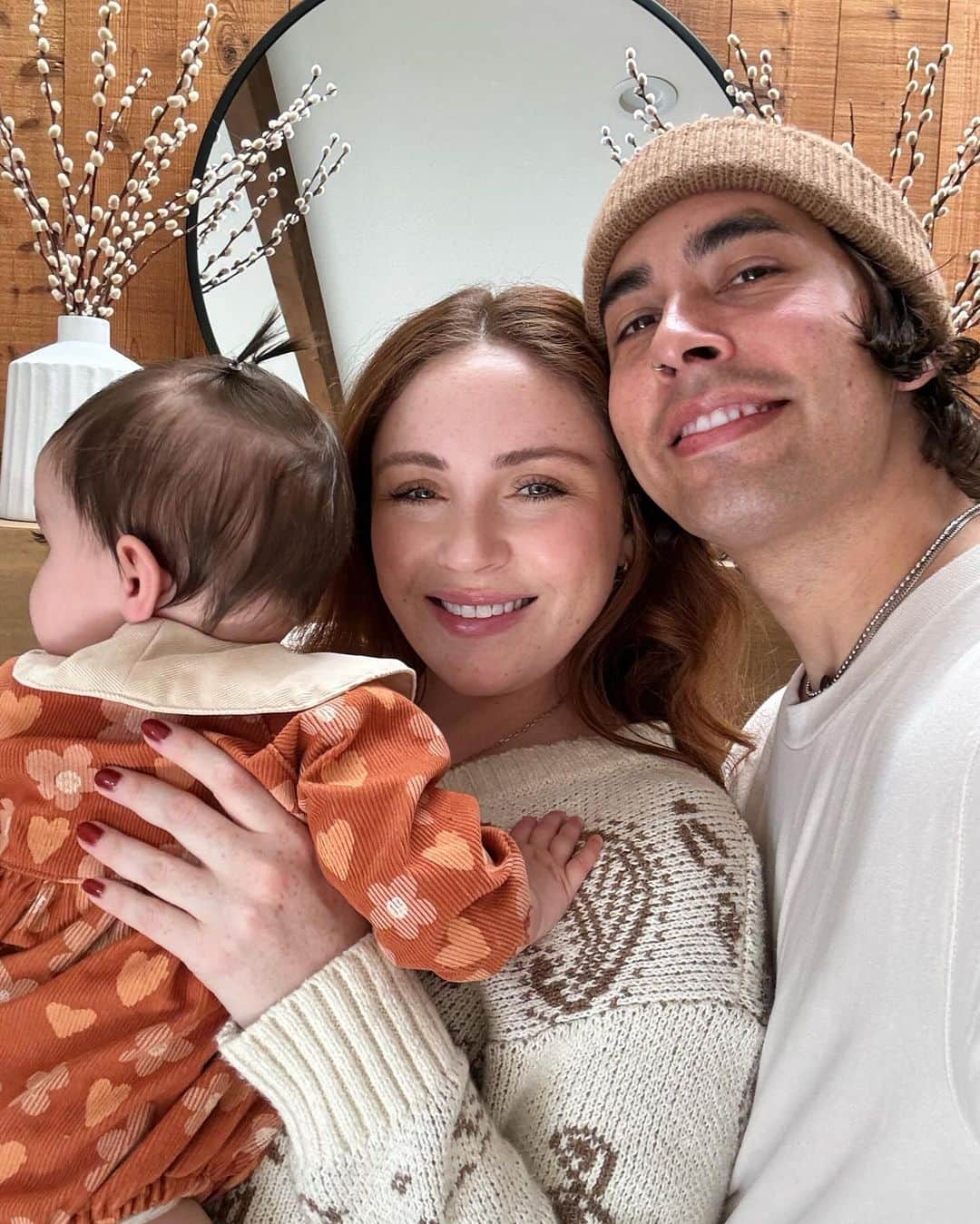 ヴィック・フエンテスのインスタグラム：「Flew home to see the family for Violet’s first Thanksgiving 🧡」