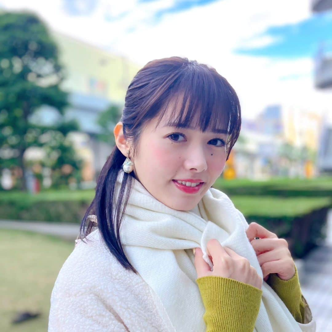 フジテレビ「めざましテレビ」のインスタグラム：「もえちゃんの京都弁天気予報です✨  きのうは季節外れの暖かさでしたがきょうは本当に寒いです😵🌀  体が追いつかないですよね💦  もえちゃんみたいに防寒対策をしっかりして良い週末をお過ごしくださいませ⏰💕  #谷尻萌 #めざましどようび」