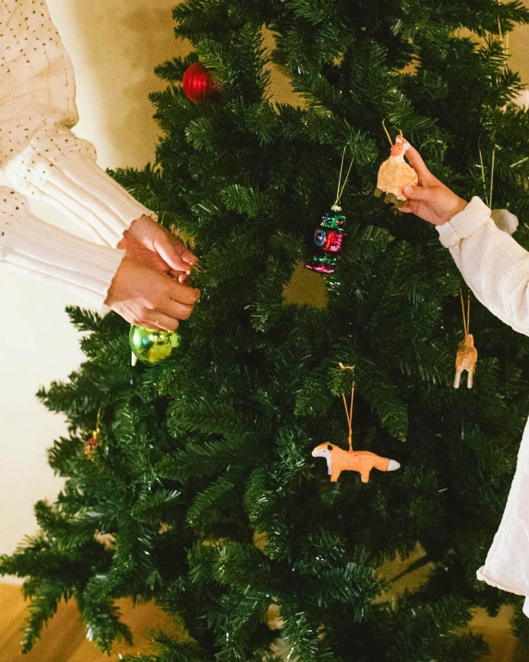オルネ ド フォイユさんのインスタグラム写真 - (オルネ ド フォイユInstagram)「オルネのクリスマス準備🎄  今年もクリスマスツリーを出しました。  子どもと一緒に飾り付けできるのは あと何回かな？なんて思いながら この恒例行事を楽しんでいます⛄️  この週末はグッと冷え込むみたいです。 あたたかくしてお過ごしくださいね☕️  ●掲載アイテム ・fog linen work ペーパーマッシュ アニマルオーナメント（5個セット）  ----------------------------------  クリスマスの読み物 『オルネのノエル準備の9日間』は オンラインショップで公開中です。 ぜひご覧ください📖 → @ornedefeuilles  ----------------------------------  #オルネのノエル #クリスマス準備 #ornedefeuilles #オルネドフォイユ」11月25日 10時05分 - ornedefeuilles