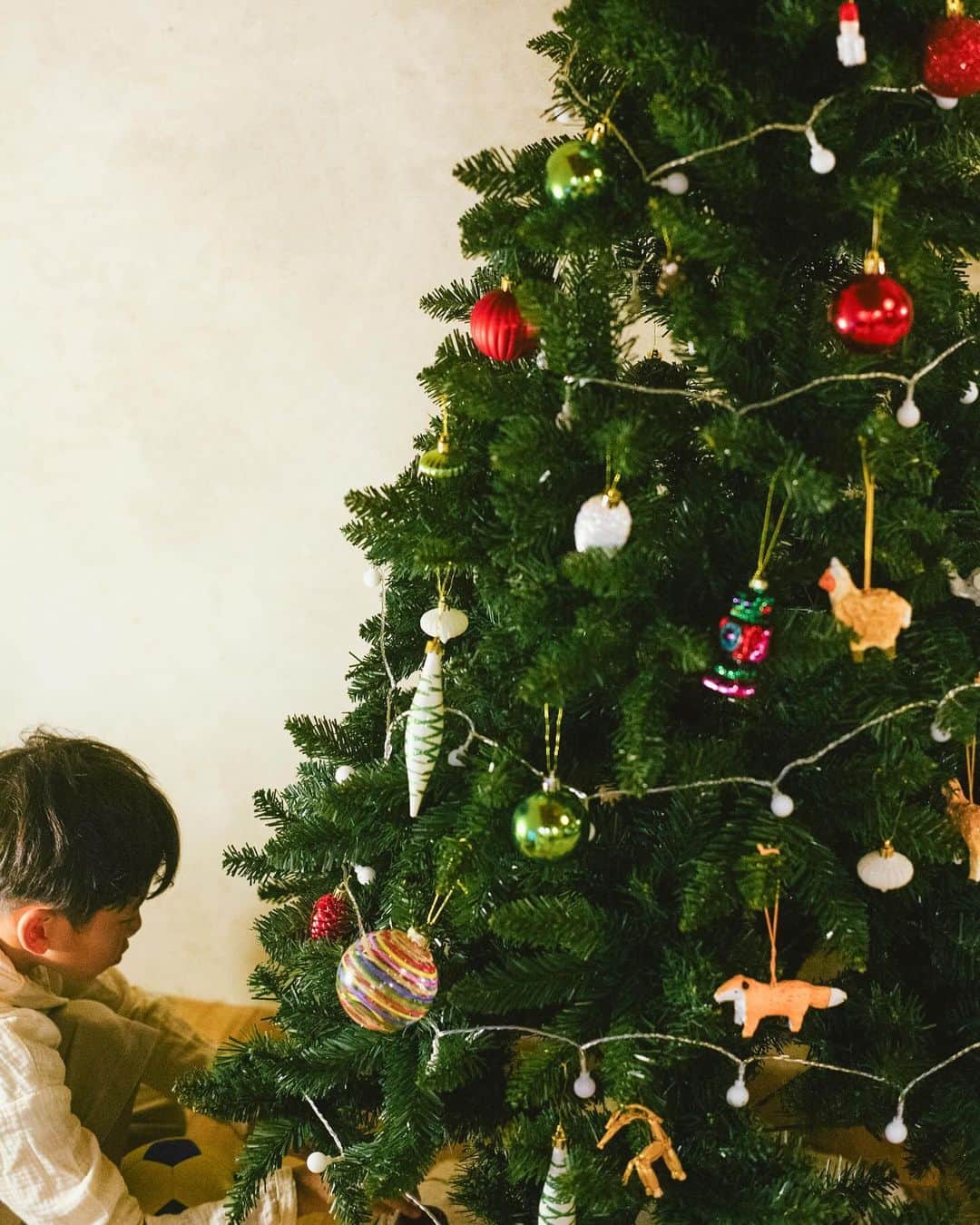 オルネ ド フォイユさんのインスタグラム写真 - (オルネ ド フォイユInstagram)「オルネのクリスマス準備🎄  今年もクリスマスツリーを出しました。  子どもと一緒に飾り付けできるのは あと何回かな？なんて思いながら この恒例行事を楽しんでいます⛄️  この週末はグッと冷え込むみたいです。 あたたかくしてお過ごしくださいね☕️  ●掲載アイテム ・fog linen work ペーパーマッシュ アニマルオーナメント（5個セット）  ----------------------------------  クリスマスの読み物 『オルネのノエル準備の9日間』は オンラインショップで公開中です。 ぜひご覧ください📖 → @ornedefeuilles  ----------------------------------  #オルネのノエル #クリスマス準備 #ornedefeuilles #オルネドフォイユ」11月25日 10時05分 - ornedefeuilles