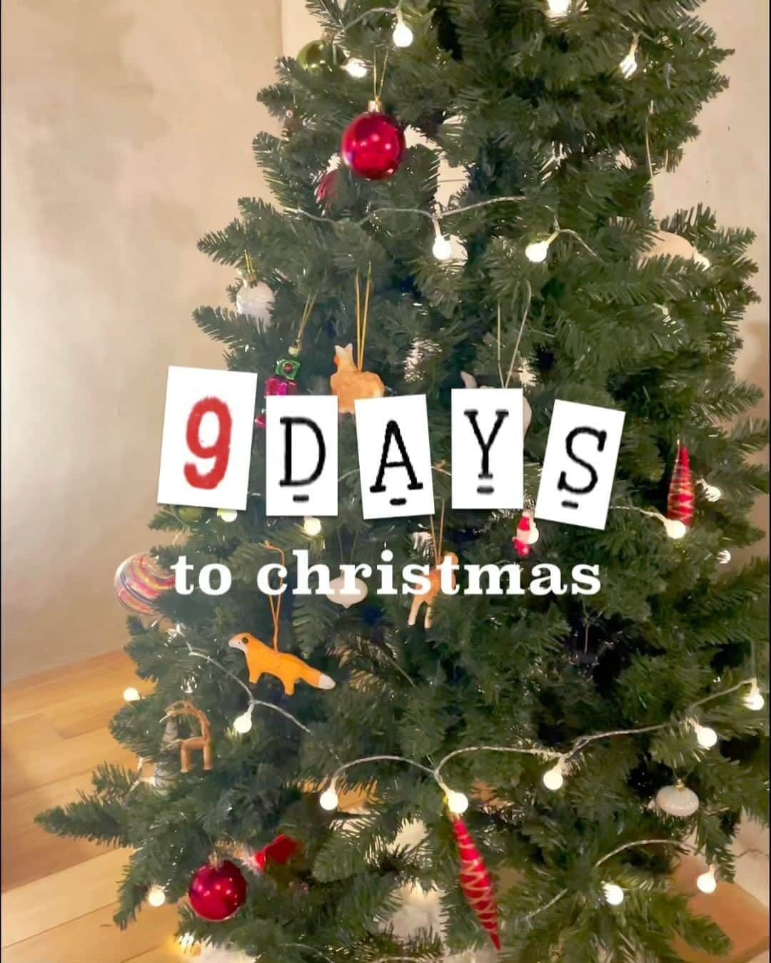 オルネ ド フォイユのインスタグラム：「オルネのクリスマス準備🎄  今年もクリスマスツリーを出しました。  子どもと一緒に飾り付けできるのは あと何回かな？なんて思いながら この恒例行事を楽しんでいます⛄️  この週末はグッと冷え込むみたいです。 あたたかくしてお過ごしくださいね☕️  ●掲載アイテム ・fog linen work ペーパーマッシュ アニマルオーナメント（5個セット）  ----------------------------------  クリスマスの読み物 『オルネのノエル準備の9日間』は オンラインショップで公開中です。 ぜひご覧ください📖 → @ornedefeuilles  ----------------------------------  #オルネのノエル #クリスマス準備 #ornedefeuilles #オルネドフォイユ」