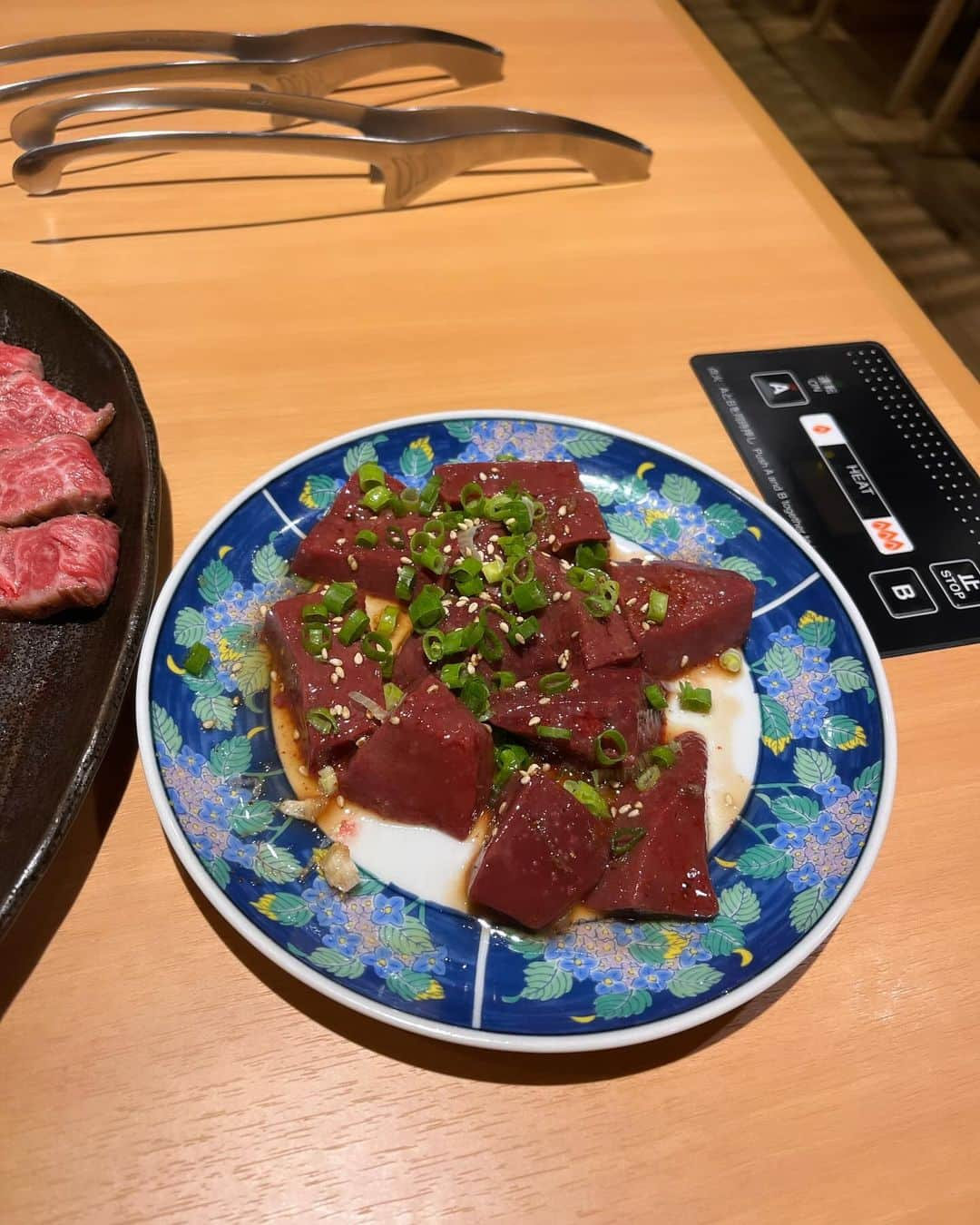 金村義明さんのインスタグラム写真 - (金村義明Instagram)「今日は、神戸！ 神戸サウナ無茶苦茶混み混み！ サウナ入って汗絞り出して マッサージして、今夜は長田区の焼肉平沼商店へ！20年前位に魔法のレストランでロケに来て以来の自動販売機のタレで有名なお店、代替わりして息子さんがやってて 肉は、絶品中の絶品！ 東京なら間違いなく行列店間違いない！ 帰りお土産に自販機のタレいただきました！ 北野坂象ビルのトライアゲイン行って 新規のラジオスポンサーになっていただいた株式会社神山組の社長とご一緒して お土産に丹波篠山の松茸いただきました！ 感謝🙇🙇🙇🙇🙇🙇🙇🙇🙇🙇」11月25日 10時07分 - yoshiaki_kanemura