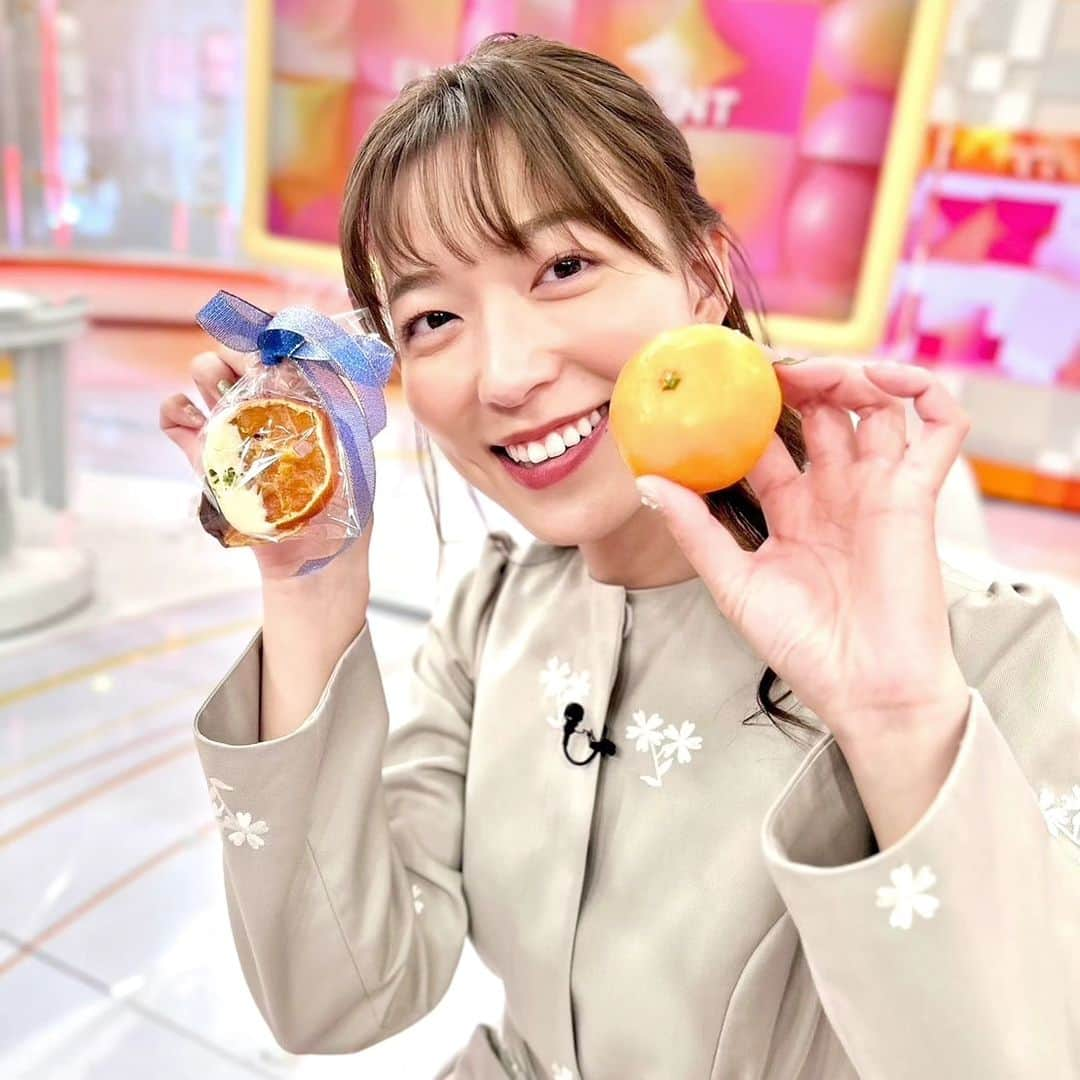 フジテレビ「めざましテレビ」さんのインスタグラム写真 - (フジテレビ「めざましテレビ」Instagram)「きょうの #めざど食堂 は…  静岡県から「ミカちゃんマークの三ヶ日(みっかび)みかん」が届きました🍊  ただ甘いだけではなくコクがあるんですって。こちらを人気の「オランジェット」にしてみました🎵  みかんをよく洗い皮ごと茹でてアクを抜き。スライスしてから砂糖水で15分ほど煮て、冷めるまでそのまま漬けておきます。 100度のオーブンで30分両面を焼いて乾燥させチョコがけすれば完成です😌  手作りしてクリスマスプレゼントにするのもいいですね🎄  #阿部華也子 #めざましどようび」11月25日 10時16分 - mezamashi.tv