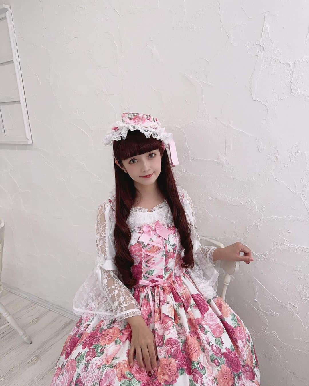 青木美沙子のインスタグラム：「メタモルフォーゼさんの撮影でした🌹 カワイイ新作沢山着たよ♡ 大阪で撮影♡今週は2回大阪出張ありました🙇‍♀️ 昨日は、新幹線のトラブルに巻き込まれて大変だったけど無事に戻って来れてよかった〜😭  やっぱり、ピンク好き🩷 @metamorphosetempsdefille」