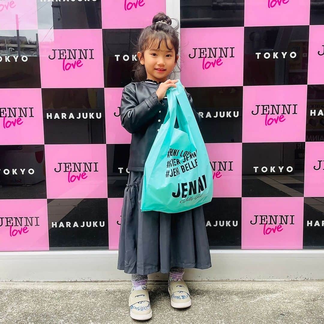 JENNI loveさんのインスタグラム写真 - (JENNI loveInstagram)「続いては新ニコ☆プチキッズモデルの關 未茉©︎がご来店🐰🎀 あったか小物をgetしてくれたよ💓  みまちゃんにもサインもいただきました‪‪❤︎~❤︎‬  プレゼントにもぴったりなあったか小物もたくさん揃ってます🧶🤍 みまちゃんまたあそびに来てね🪄  #jennilove #ジェニィラブ #關未茉 #ニコプチ #ニコプチキッズ #原宿 #harajuku  #girlsfashion」11月25日 10時13分 - jennilove_official