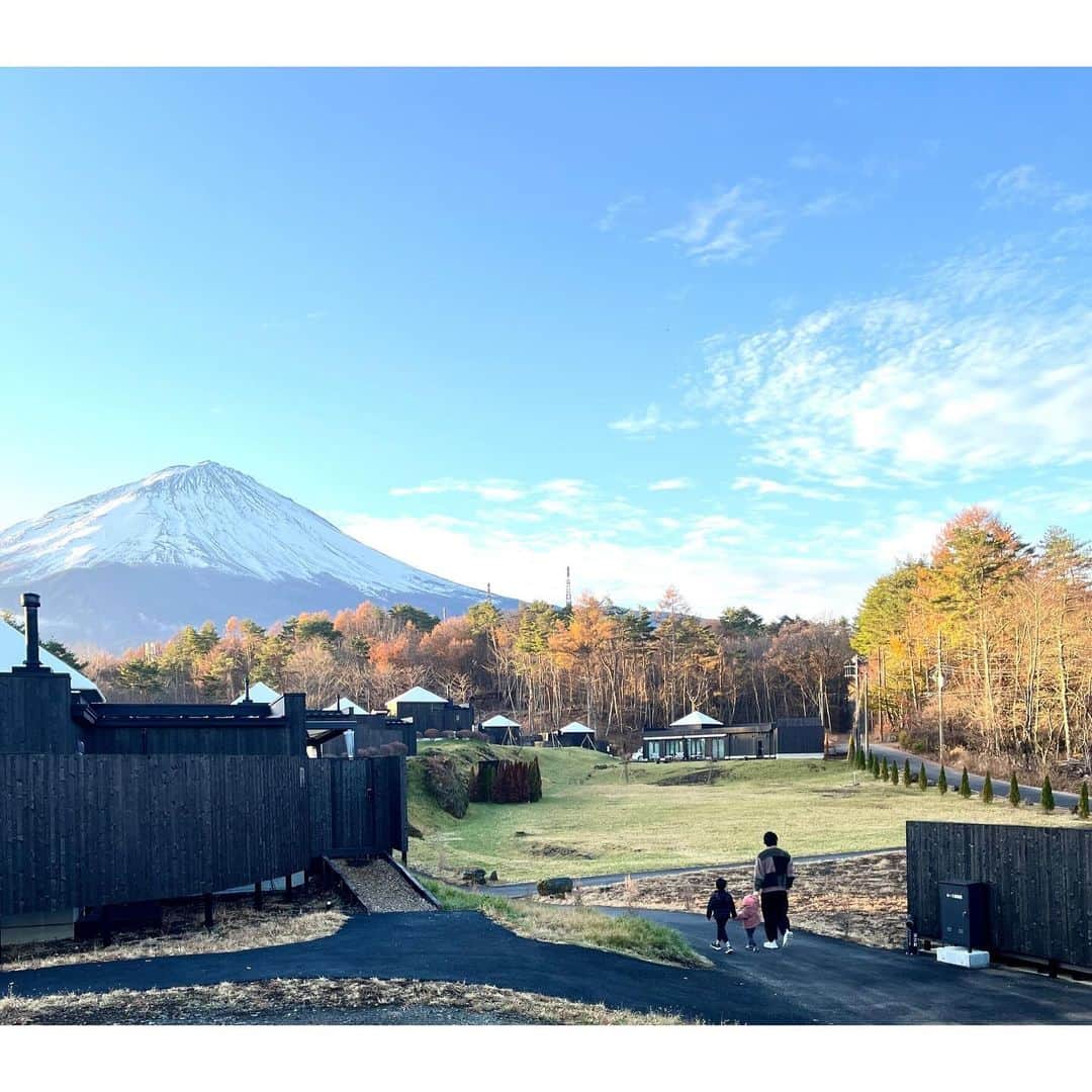 押切もえさんのインスタグラム写真 - (押切もえInstagram)「嬉しい旅でした。  ずっと行きたかった @thesensefuji へ家族旅行。  1…早朝、パパと子供2人はお散歩へ。  2…目の前にそびえ立つ富士山。 癒された。  3〜7…冬の時期は暖かいお部屋で食事ができて、夏はテラスでBBQも楽しめる。  8…ここからも富士山が眺められる貸切の温浴棟。 家族みんなで入れる温泉。最高です。 サウナも素敵でした！  9…お部屋のお風呂でも温泉が楽しめます。  10…息子と私。たくさんごろごろしてきました。  スタッフのみなさんもとても優しく、とてもホッとできる良いところでした。  また夏にも行ってみたいな。  #thesensefuji  #またラジオでもお話しますね」11月25日 10時14分 - moe_oshikiri