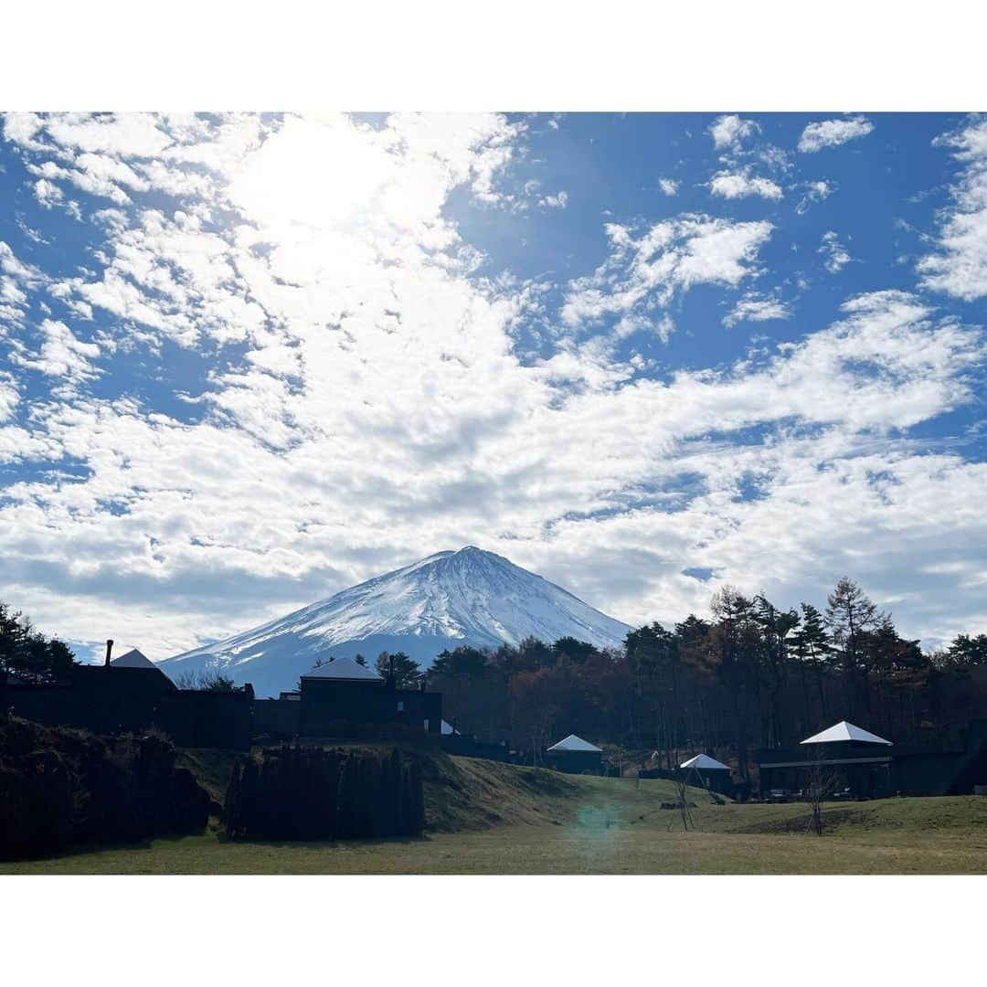 押切もえさんのインスタグラム写真 - (押切もえInstagram)「嬉しい旅でした。  ずっと行きたかった @thesensefuji へ家族旅行。  1…早朝、パパと子供2人はお散歩へ。  2…目の前にそびえ立つ富士山。 癒された。  3〜7…冬の時期は暖かいお部屋で食事ができて、夏はテラスでBBQも楽しめる。  8…ここからも富士山が眺められる貸切の温浴棟。 家族みんなで入れる温泉。最高です。 サウナも素敵でした！  9…お部屋のお風呂でも温泉が楽しめます。  10…息子と私。たくさんごろごろしてきました。  スタッフのみなさんもとても優しく、とてもホッとできる良いところでした。  また夏にも行ってみたいな。  #thesensefuji  #またラジオでもお話しますね」11月25日 10時14分 - moe_oshikiri