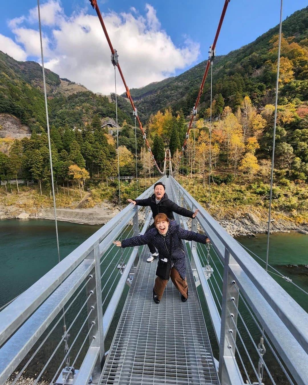 宮澤奎太さんのインスタグラム写真 - (宮澤奎太Instagram)「きのうのてれビタ中継は 球磨村の球泉洞休暇村へ！！  外で食べるジビエBBQは最高だったっす……  うまし 吊り橋ちょっとこわし  #てれビタ #球泉洞休暇村バンガロー  #小松野希海  #KKT #アナウンサー #宮澤奎太」11月25日 10時25分 - keita_miyazawa_kkt