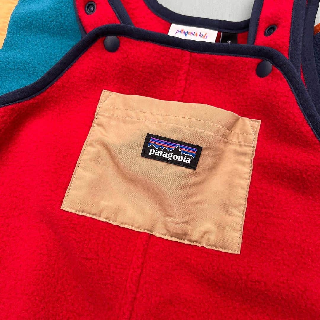 こども ビームスさんのインスタグラム写真 - (こども ビームスInstagram)「【new arrival】 ＜patagonia＞シンチラ オールインワン  温かい両面フリース素材を使用したオーバーオール❣️胸元にはそれぞれ異なるカラーリングのポケット付きで、肩紐は成長に合わせて調節できるスナップボタン付き✨ 冬のギフトにもおすすめのアイテムです🎁 . ※画像右下の【保存ボタン】で後から探しやすくなります💫 . #kodomobeams #beams #daikanyama  #こどもビームス #ビームス #代官山 #tokyo #japan #trip #discover #東京 #こどもふく #도쿄 #아기옷 #도쿄쇼핑 #여행 #일본여행　#シンチラ #patagonia #パタゴニア #フリース #オーバーオール #もこもこ  新作アイテムはプロフィールのリンク🔗からビームス公式サイト、こども ビームスページをチェック❗️ ※お問い合わせにつきましては、お電話にて承ります。」11月25日 10時20分 - kodomo_beams