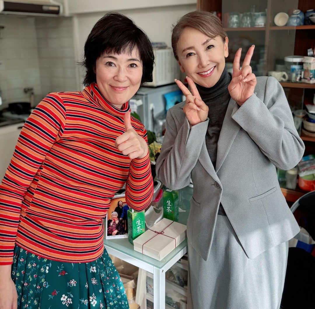東ちづるのインスタグラム：「映画撮影のランチタイム。  なんと！寺島しのぶさんのお弁当のお差し入れ！！ 鮭に脂が乗ってて、白米もちもちで美味しかったー ごちそうさまでした！  ＃映画」