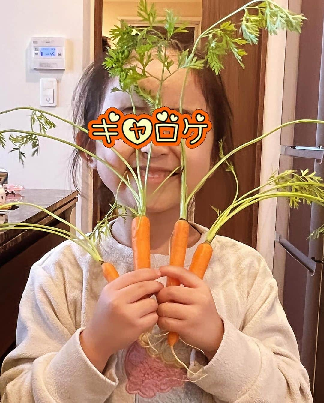 田中理恵さんのインスタグラム写真 - (田中理恵Instagram)「届いた野菜🥕 にんじんとカブ😙👍 オリーブオイルで焼いただけー！ バター風味🧈最高😙😙 色が良い🥕🥕🥕🥕」11月25日 10時26分 - riiiiiie611