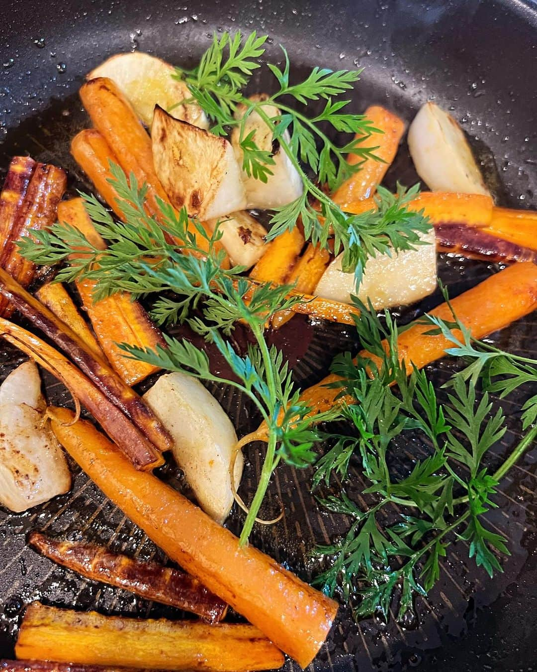 田中理恵のインスタグラム：「届いた野菜🥕 にんじんとカブ😙👍 オリーブオイルで焼いただけー！ バター風味🧈最高😙😙 色が良い🥕🥕🥕🥕」