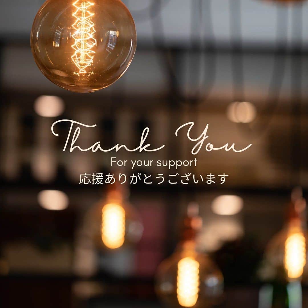 岡田美里のインスタグラム：「皆さまー🥰徹子の部屋 出演情報への「いいね！」そしてたくさんのコメントをありがとうございました🥰 多くの皆さまに応援していただいていることを心の底から実感して… スタジオでは色々と黒柳徹子さんにお話を聞いていただいたこと、実は最初にお目にかかったのが18歳のときでしたし、父とは「夢であいましょう」の仲間だったこともあり、なんだか本音が出てしまい(あれで良かったのかな)など逡巡し、今は皆さまのリアクションに勇気と不安も入り混じる気持ちです。  そんなタイミングで今夜は20時からインスタライブをさせていただくのですが、お仕事モードになりますと…昨日からブラックフライデーで西参道のショップには過去にないほどのお客様、そしてそんなトロールビーズではインスタライブにて「ブラックフライデーの目玉情報」をお伝えすることのお約束もしておりますので、 今夜のインスタライブの後半はほとんどがトロールビーズのファンの方々向けの内容になりますことをご承知おきくださいませ🙇‍♀️ まさか徹子の部屋情報とブラックフライデーがかぶる…なんて思ってもいなかったのよ、すみません🙇‍♀️ ですがデンマーク🇩🇰で1976年当時はラッキーノットという、たった一粒のシルバービーズが「人々のラッキーを呼ぶ」ことからこのブランドが大きくなり、私自身も(もしかしたらトロールビーズが私の今のこんなにも皆さまに支えていただいて、なんてラッキー！を招いてくれたのかも！徹子の部屋からのオファーも有難くなんてラッキー！)と思いたい…そんな気持ちも込めて今夜はインスタライブをお送りしたいと思います。 あらためてありがとうございます。12月6日までのカウントダウンは、あと10日！チェックしたスケジュール帳を見忘れないでね笑  どうぞよろしくお願いいたします。」