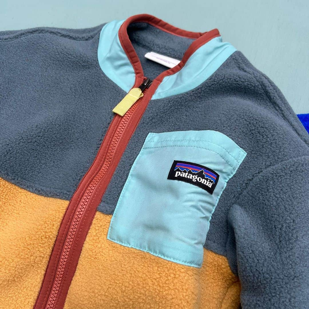 こども ビームスさんのインスタグラム写真 - (こども ビームスInstagram)「【new arrival】 ＜patagonia＞シンチラ ジャケット 定番のフルジップのフリースジャケット✨ 薄手で柔らかく軽量なので、軽い羽織りとして重宝します。カラフルな色合いで、お揃いコーディネートもオススメです❣️  . ※画像右下の【保存ボタン】で後から探しやすくなります💫 . #kodomobeams #beams #daikanyama  #こどもビームス #ビームス #代官山 #tokyo #japan #trip #discover #東京 #こどもふく #도쿄 #아기옷 #도쿄쇼핑 #여행 #일본여행　#シンチラ #patagonia #パタゴニア #フリース  新作アイテムはプロフィールのリンク🔗からビームス公式サイト、こども ビームスページをチェック❗️ ※お問い合わせにつきましては、お電話にて承ります。」11月25日 10時25分 - kodomo_beams