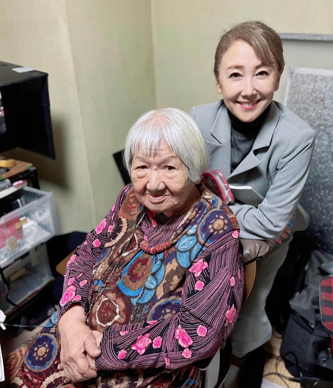 東ちづるのインスタグラム：「92歳になる山田火砂子監督。あまりカットを割らないで、ワンカットでお芝居を通しで撮る。 ほぼアップはないので、表情だけでなく、身体全体でお芝居をする。最近はこういう撮り方が少なくなったので、とっても嬉しいというか、お芝居しやすかった。  完成が楽しみだなあ。  ＃映画」