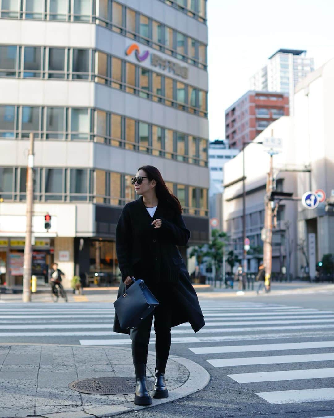 田中幸恵さんのインスタグラム写真 - (田中幸恵Instagram)「____ . 去年買った　@sacaiofficial のニットコート  10月11月とあったかかったから 着るタイミング逃してて、 今日慌てて着で出てきたら めちゃくちゃ寒い🥶  残念過ぎるけど、 やっぱり可愛くてお気に入り🤍  michinoのバッグはネイビーだけど、光の加減で表情が絶妙に変わるところも魅力 （ネイビーの色味見たいとdmいただいたので参考になれば☺️）  大阪のポップアップ、明日までですね☺️  long cardigan→ @sacaiofficial  pants→ @blenheim_jp  boots→ @sportmax  bag→ @michinoparis   #sacai  #michinoparis  #sportmax」11月25日 10時30分 - yukie__tanaka