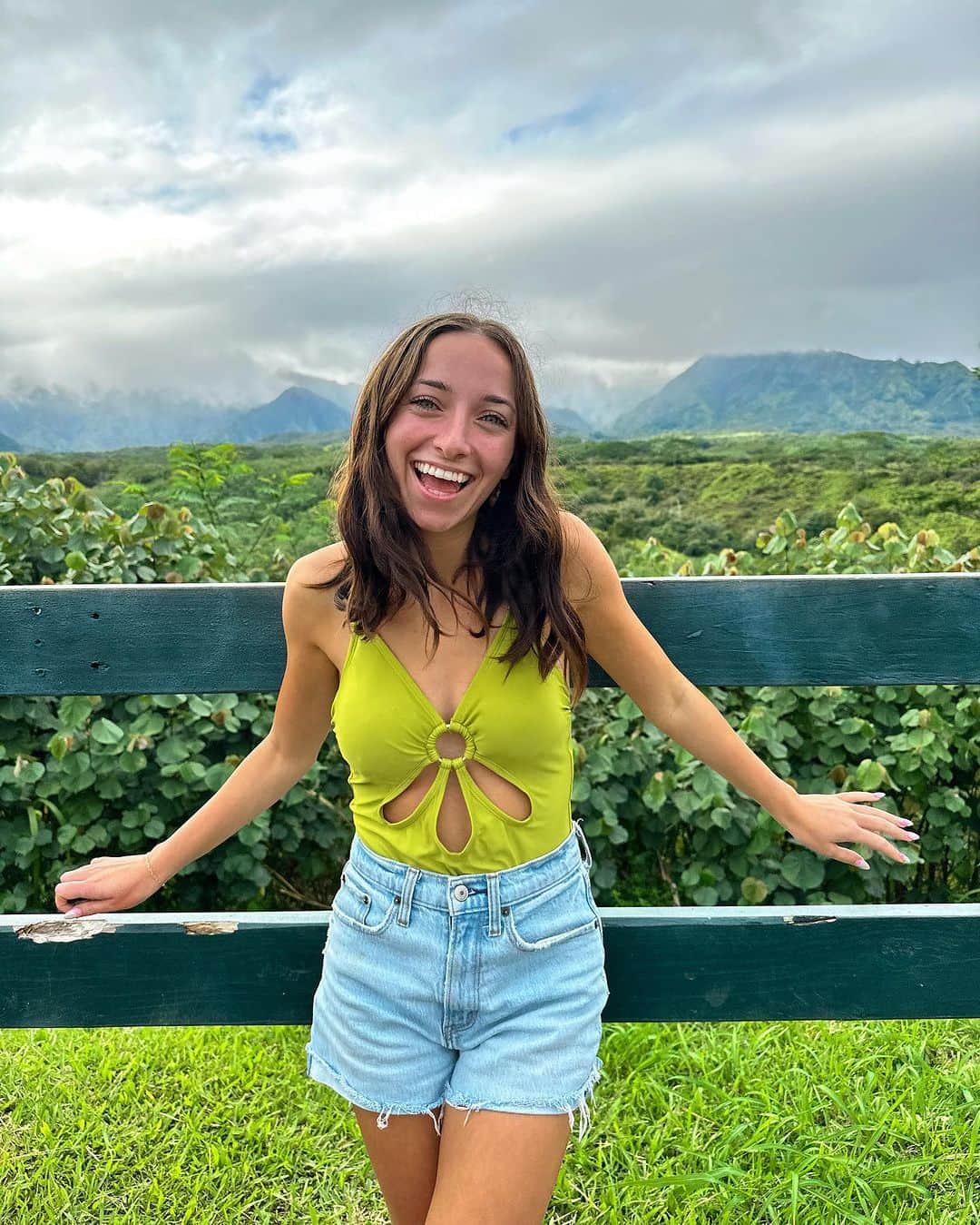 Brooklyn and Baileyのインスタグラム：「Couldn’t resist taking a pic bc #1 the view 😍 and #2 I matched the background haha」